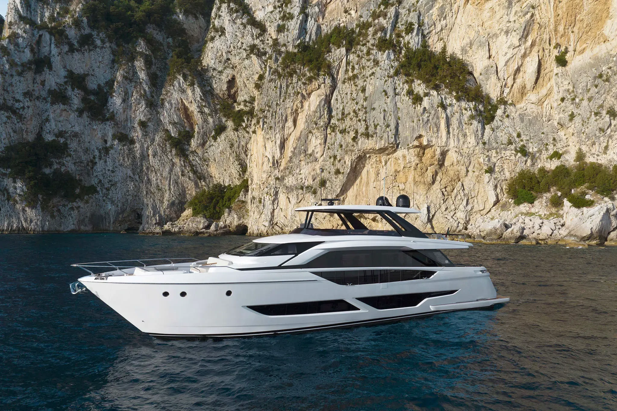 Ferretti 860, jacht voor rotsachtige kustlijn