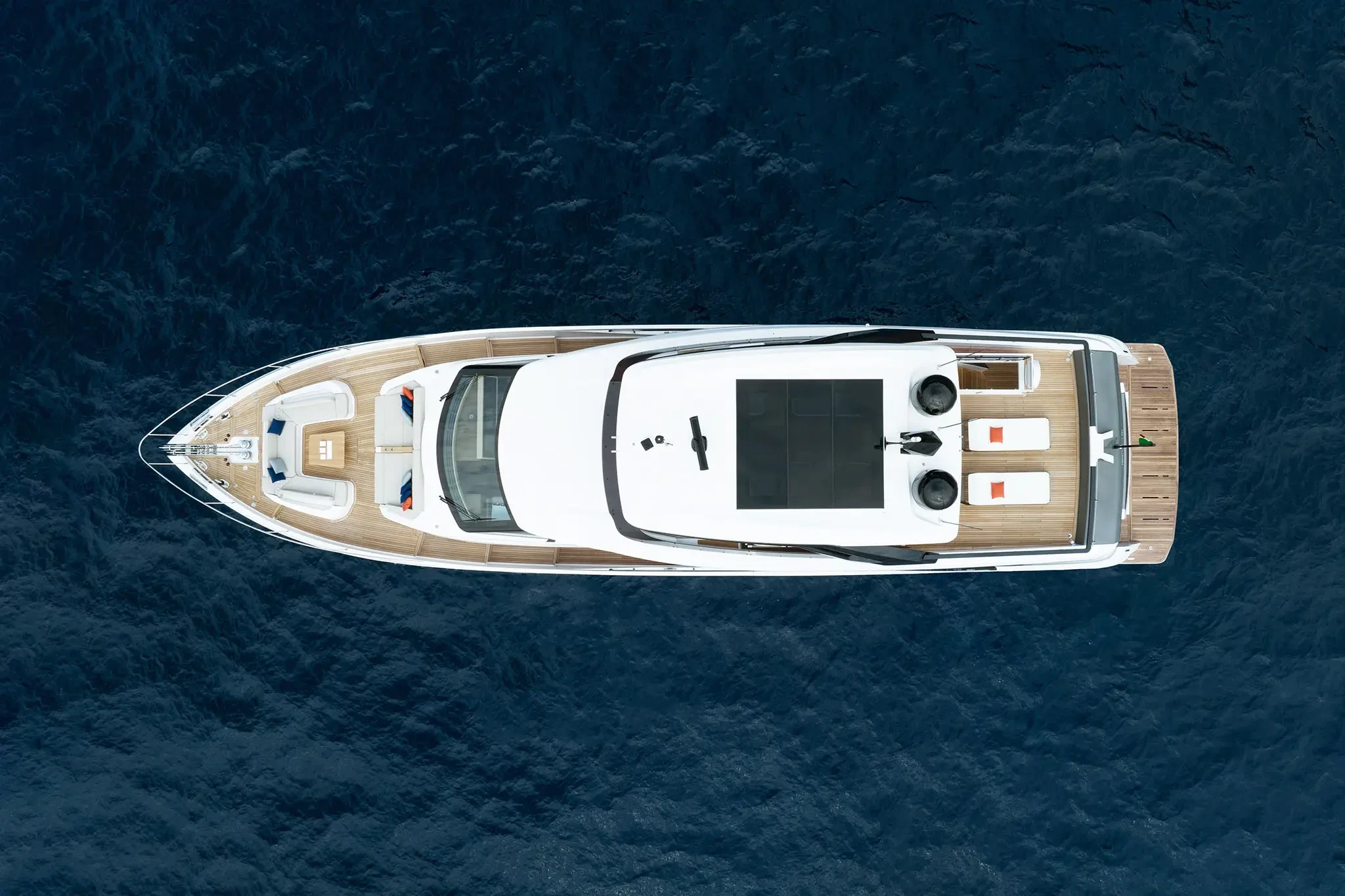 Ferretti 860, luchtfoto van jacht op zee