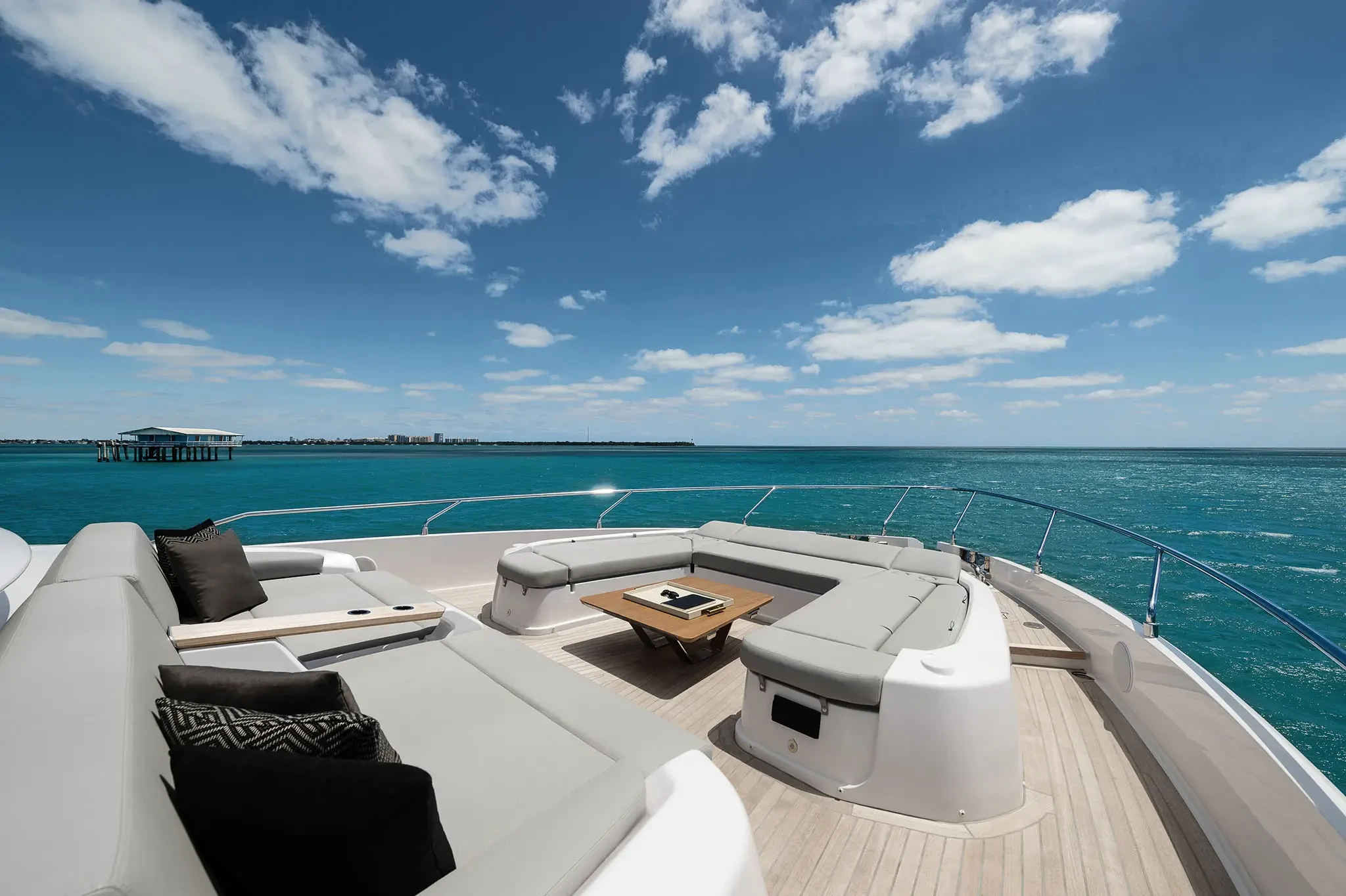 Ferretti 860, voordek met lounge zitbank