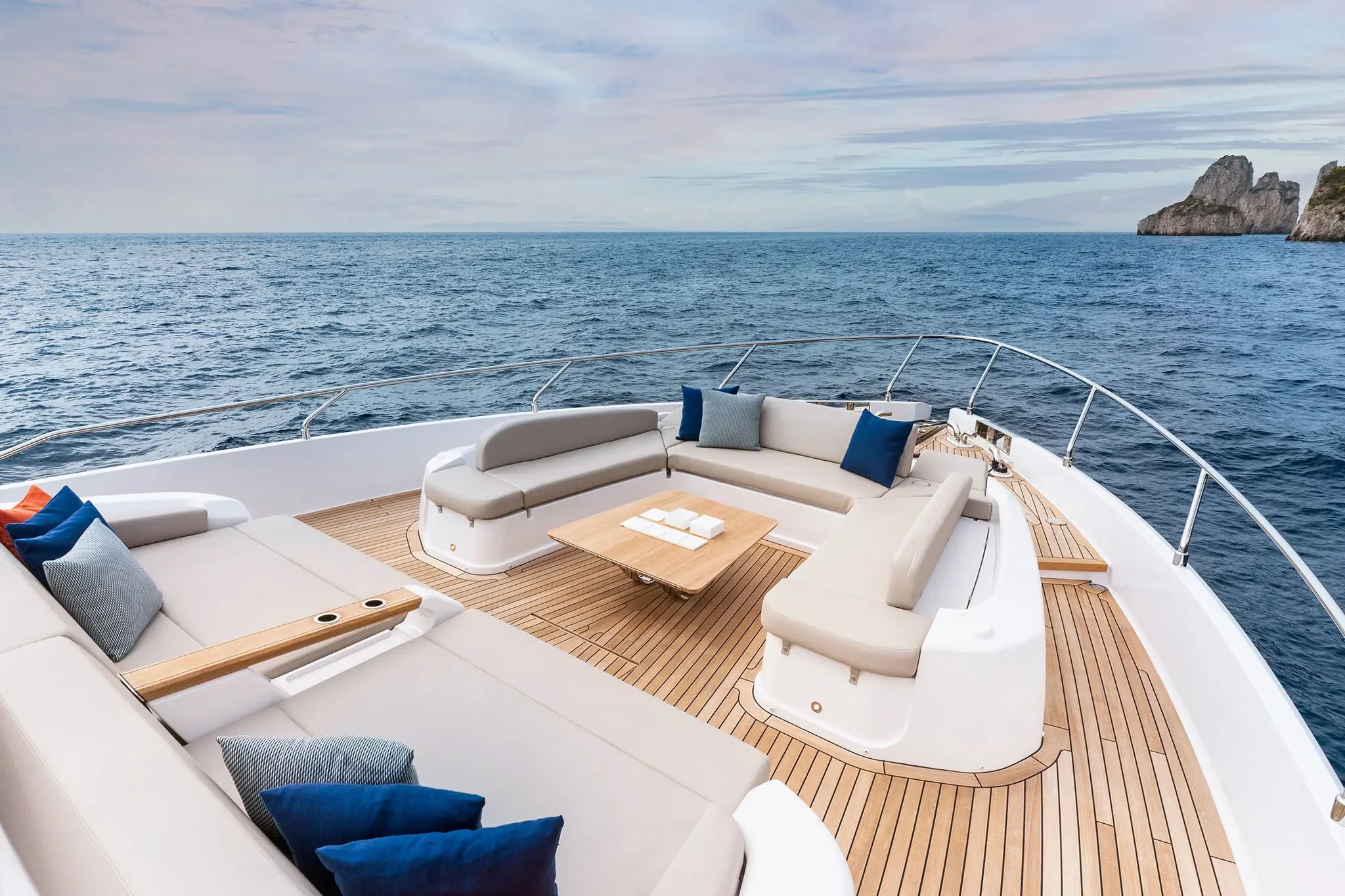Ferretti 860, voordek met loungebank en zee