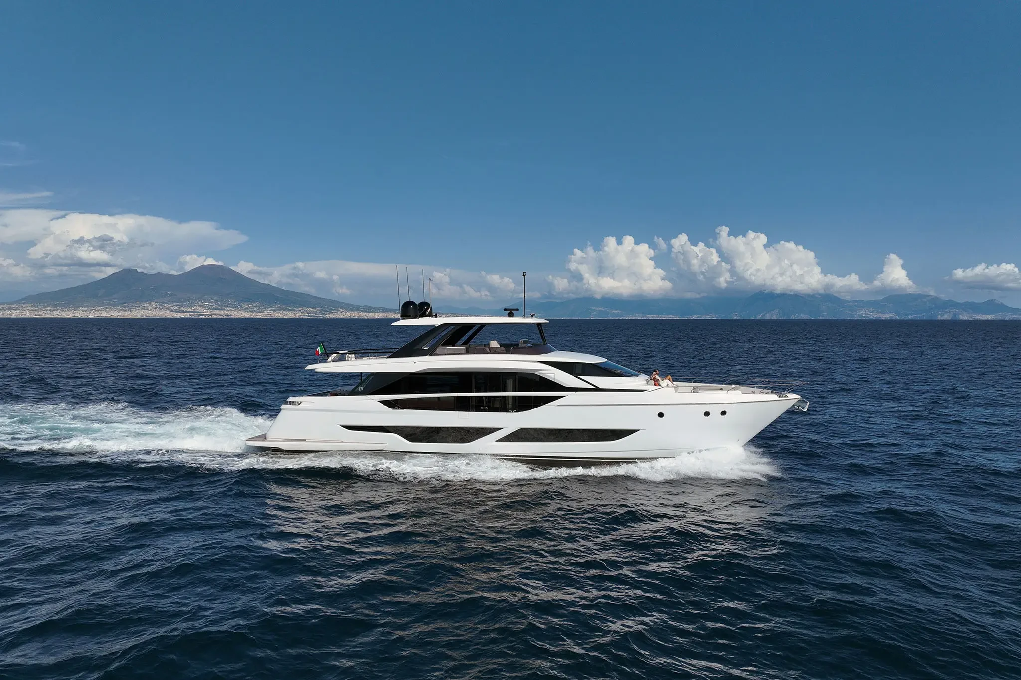 Ferretti 860, witte jacht varend op zee