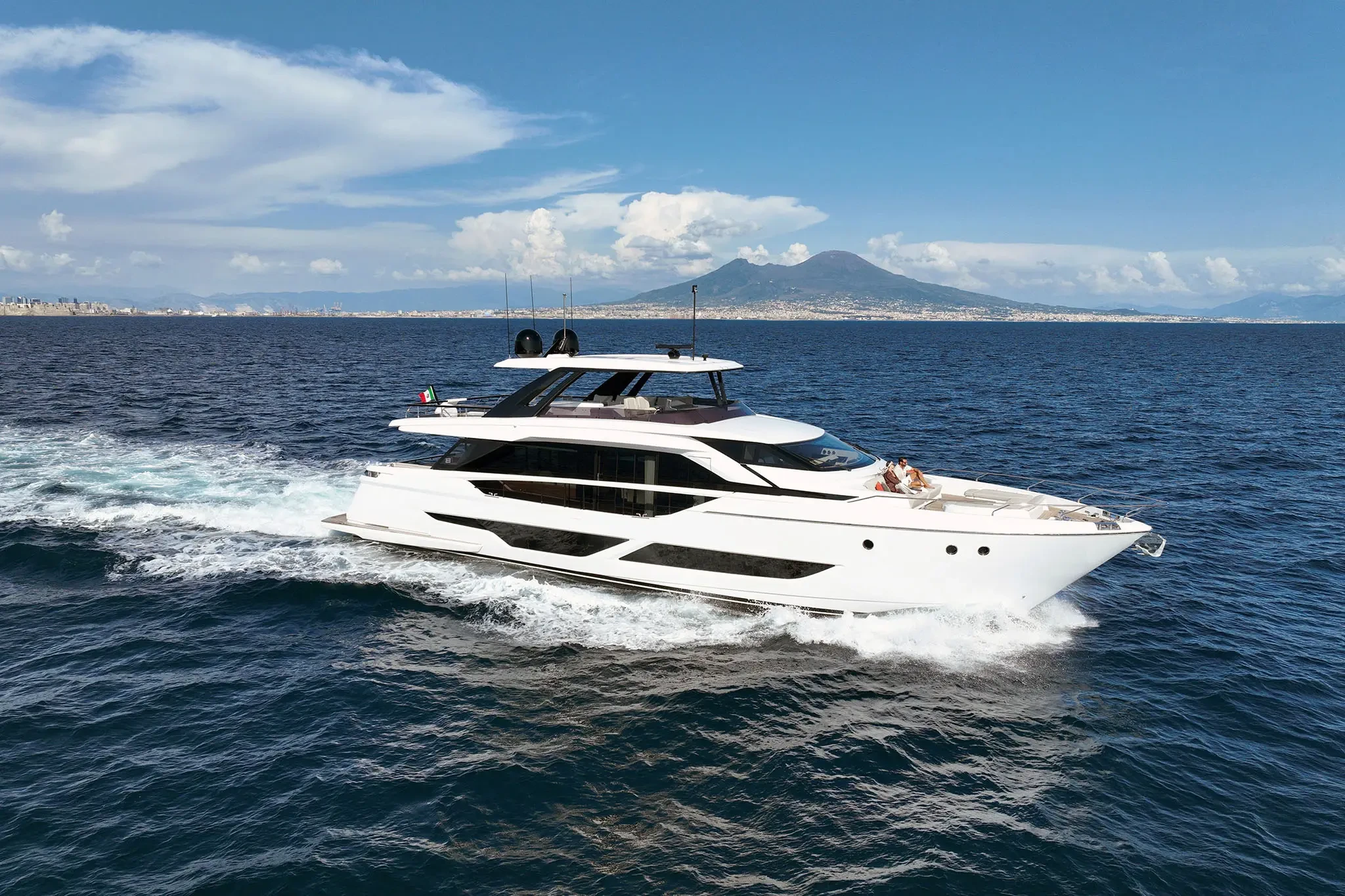 Ferretti 860, witte jacht varend op zee