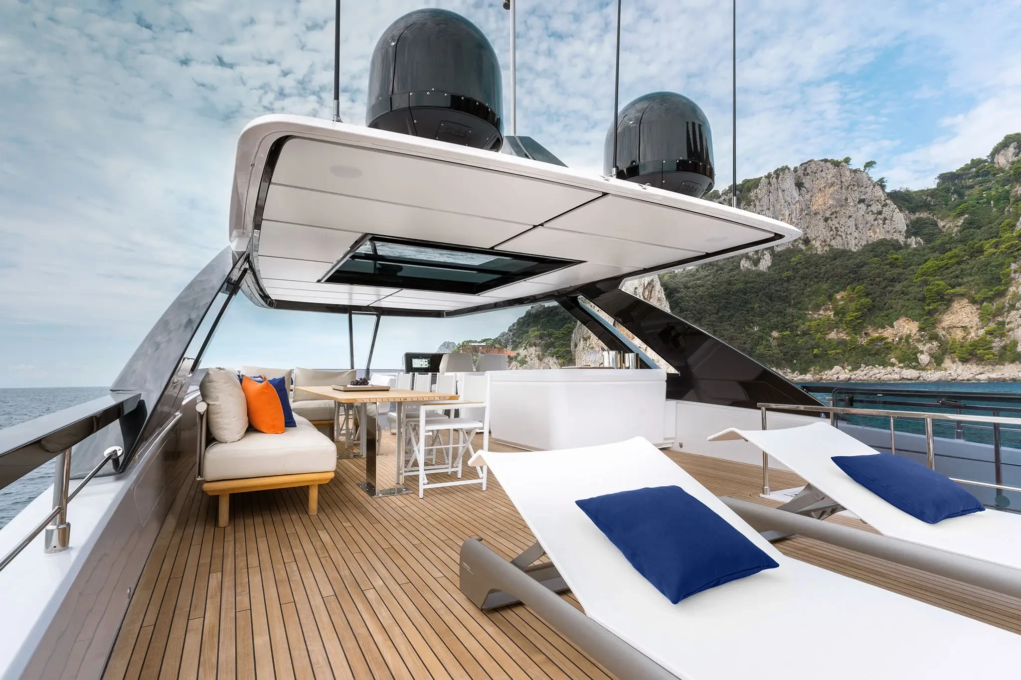Ferretti 860, zonnedek met ligbedden en zithoek