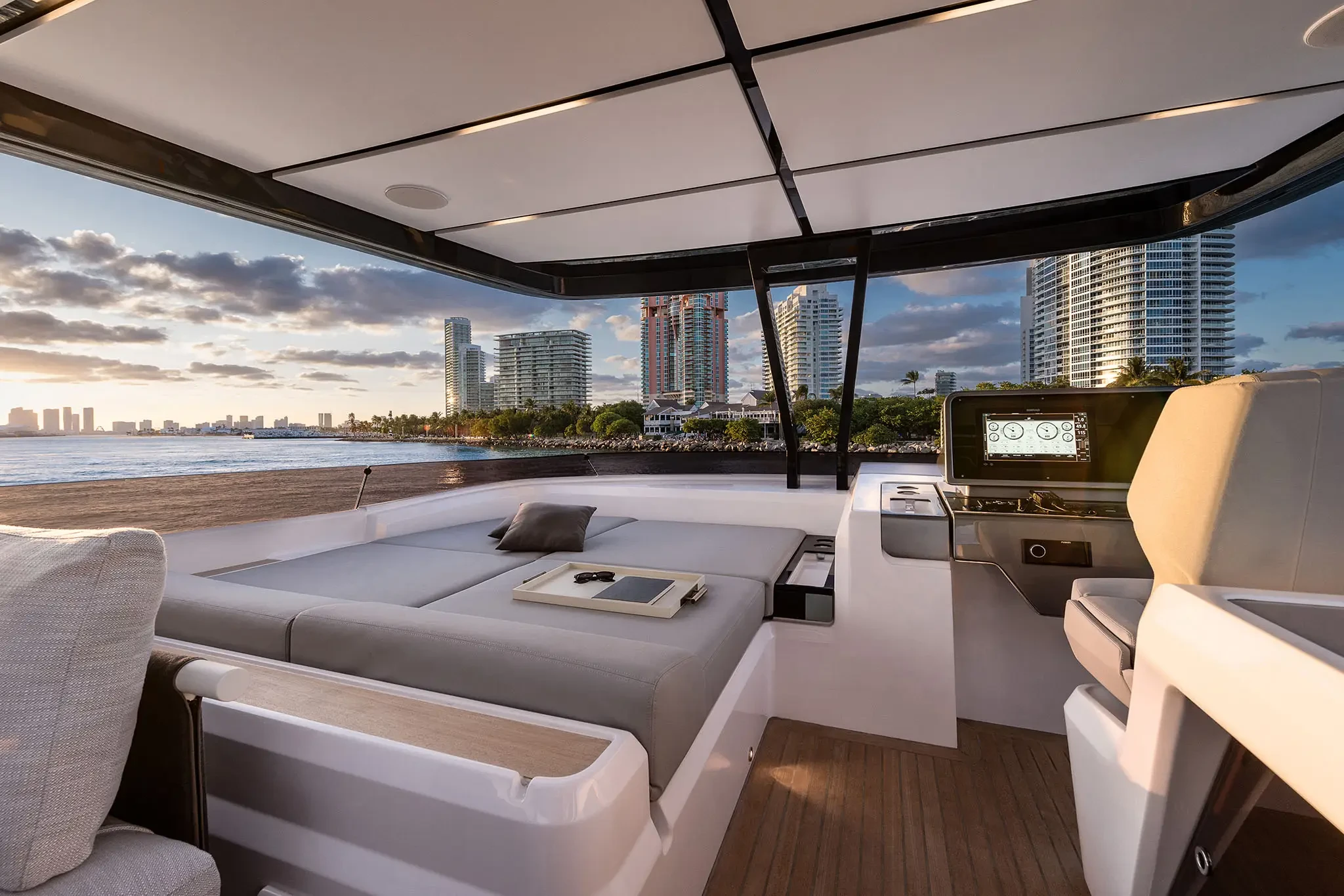 Ferretti 860, achterdek met loungebank uitzicht skyline