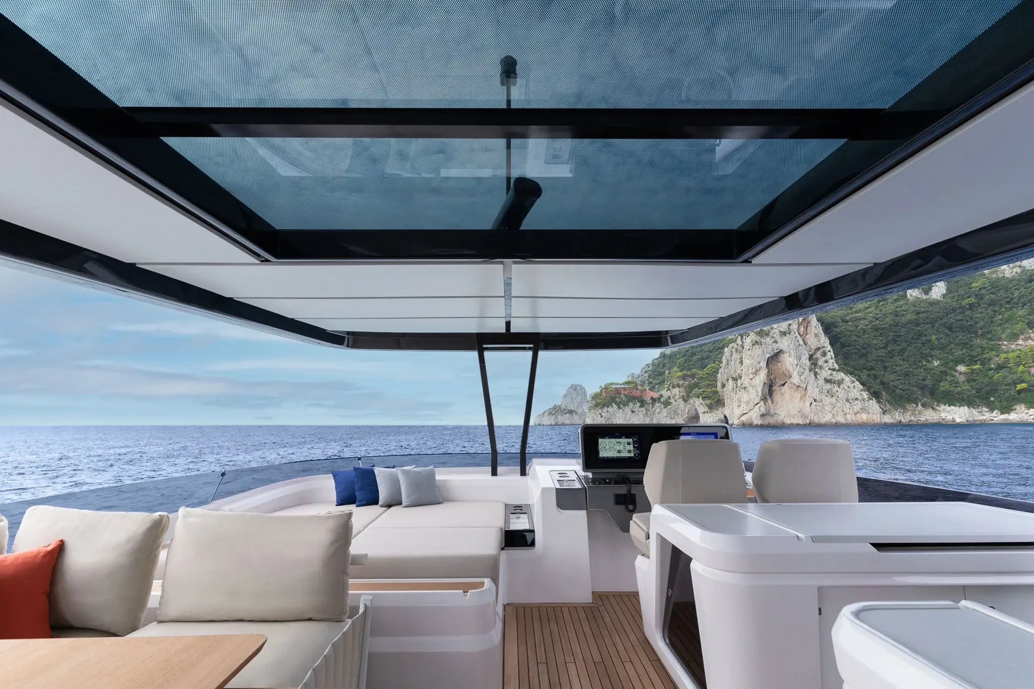 Ferretti 860, cockpit met zitbank en uitzicht