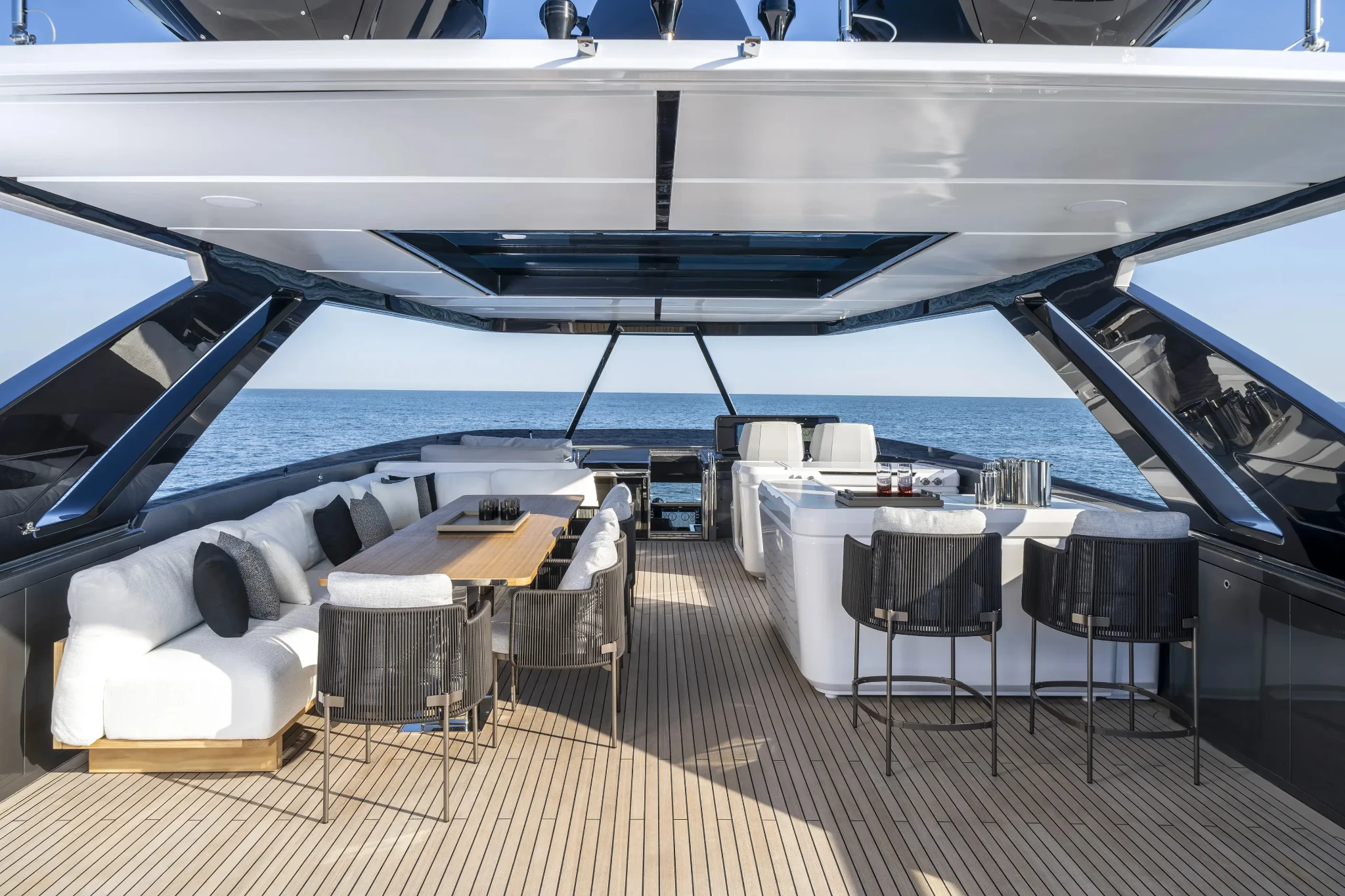 Ferretti 940, achterdek met loungebank en bar