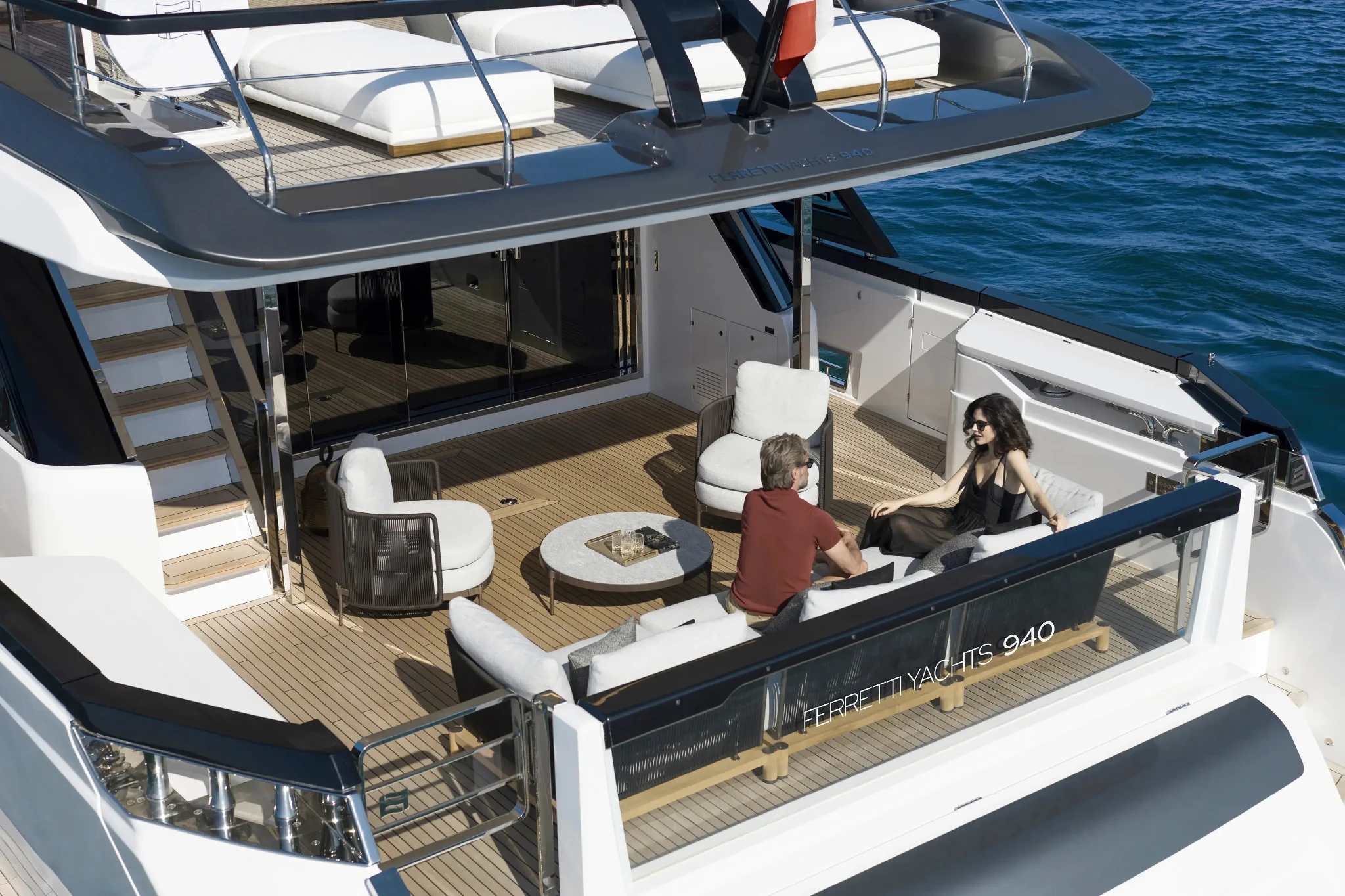Ferretti 940, achterdek met loungebank en tafel