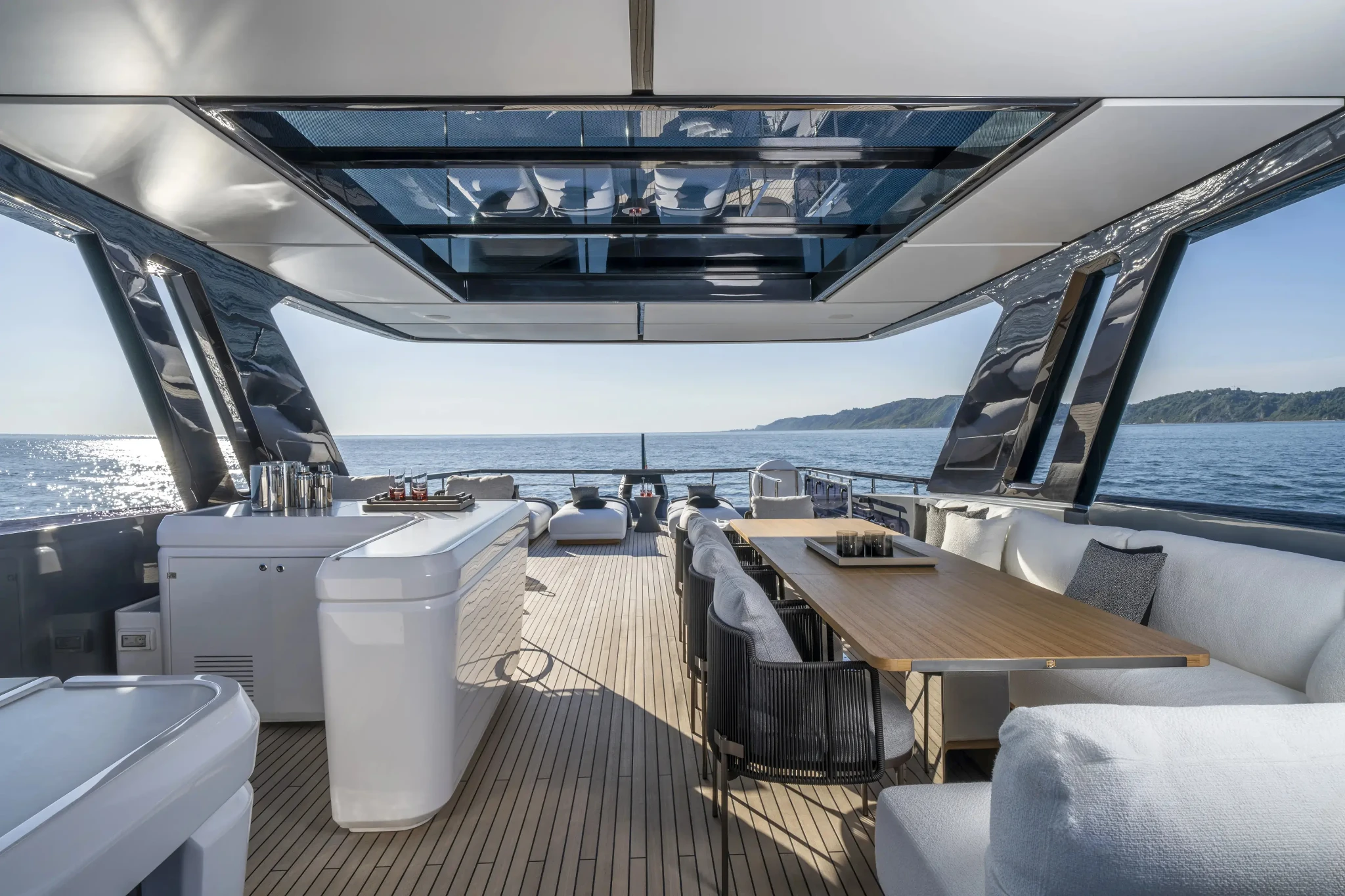 Ferretti 940, achterdek met loungebanken en tafel