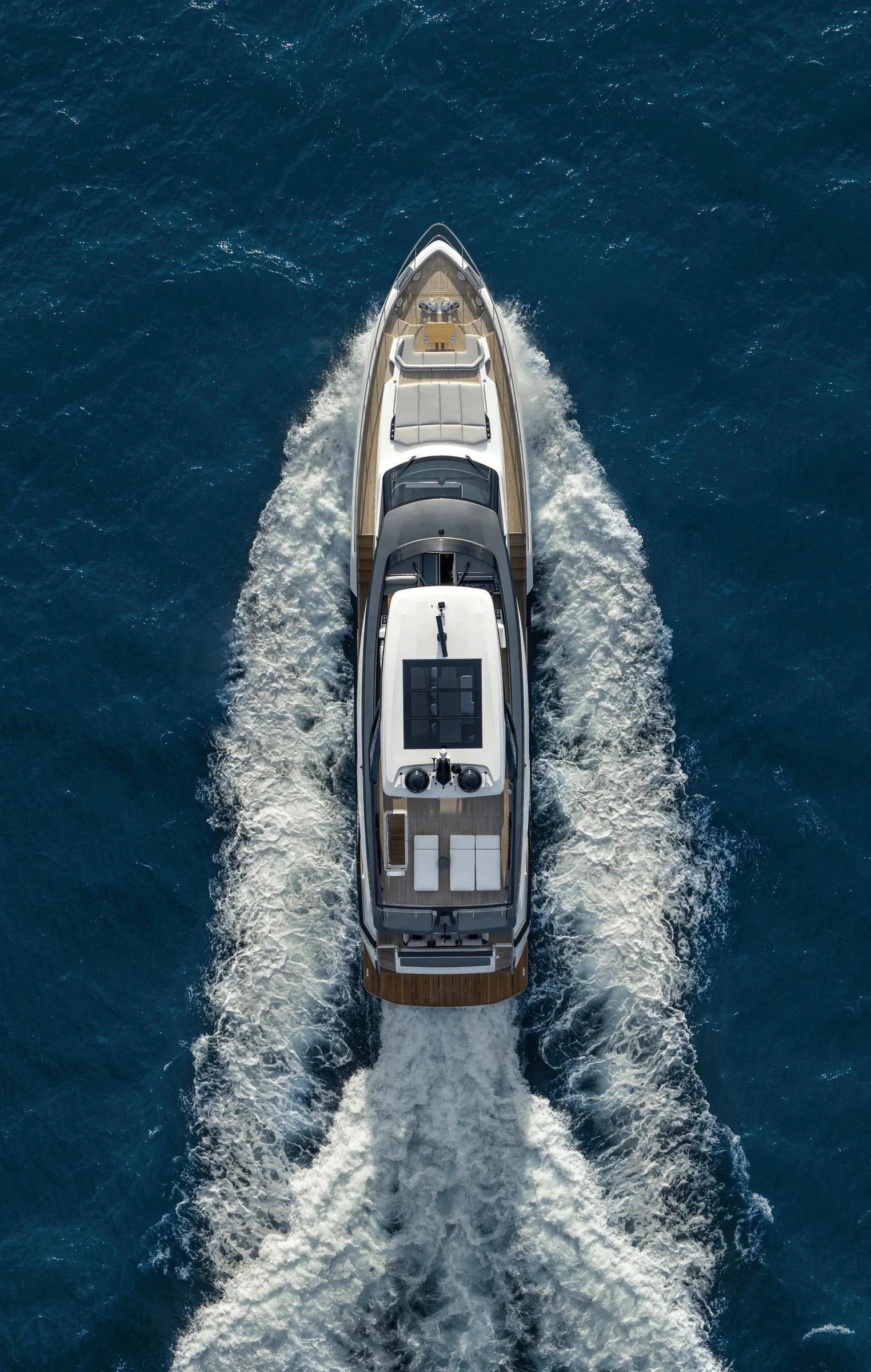 Ferretti 940, boot varend op zee vanuit vogelperspectief