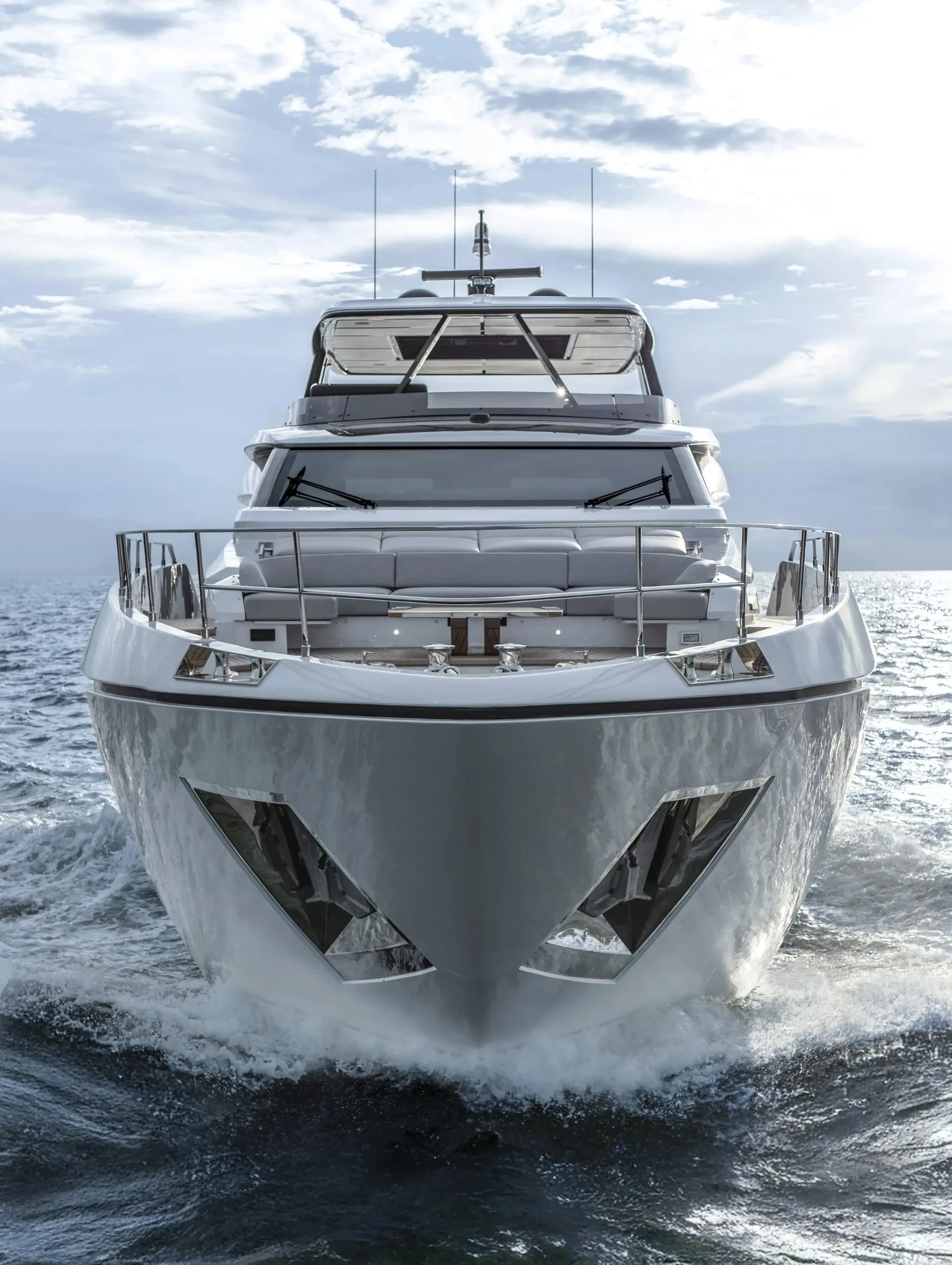 Ferretti 940, boot varend op zee