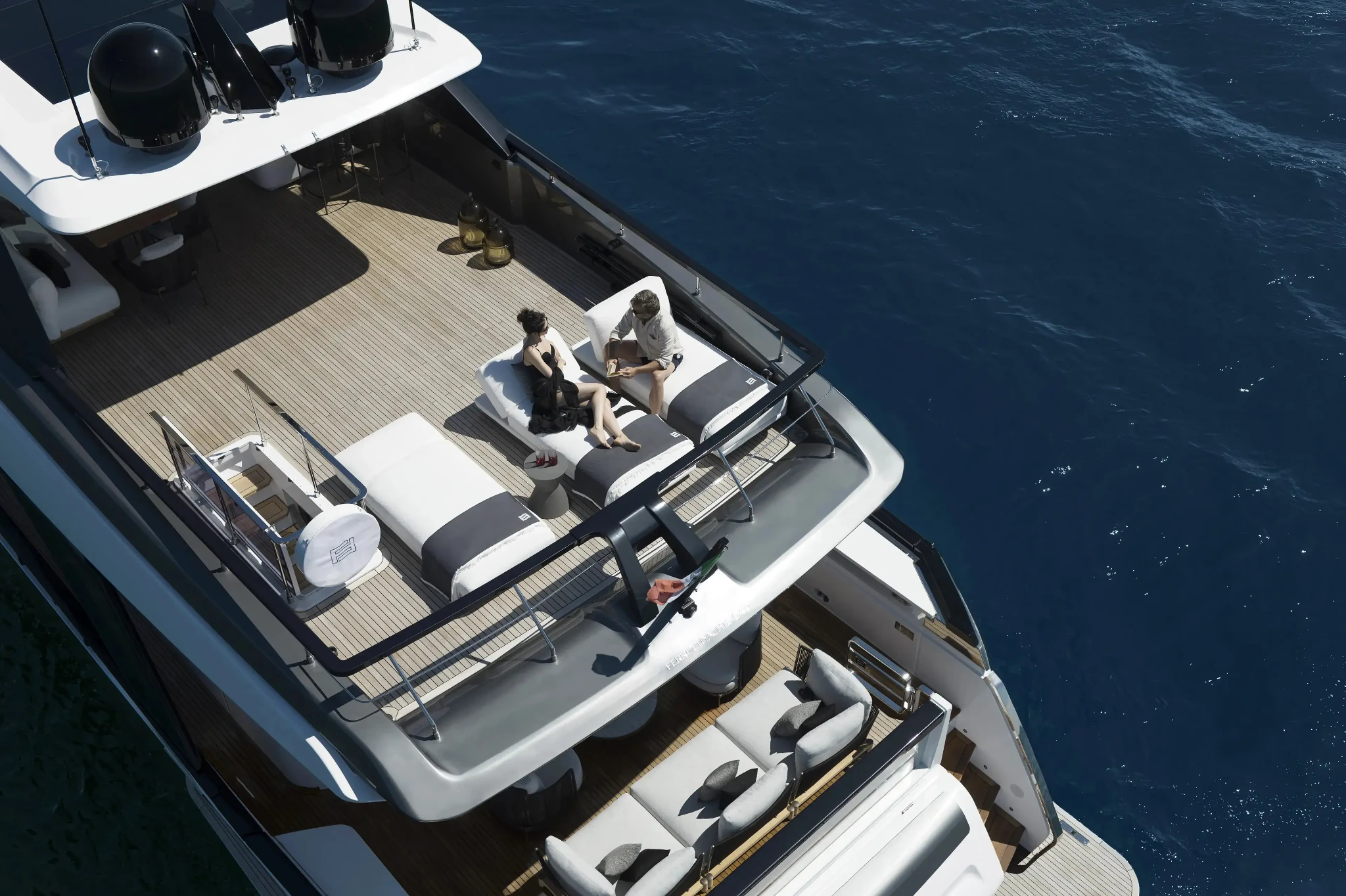 Ferretti 940, bovenaanzicht dek met loungebank
