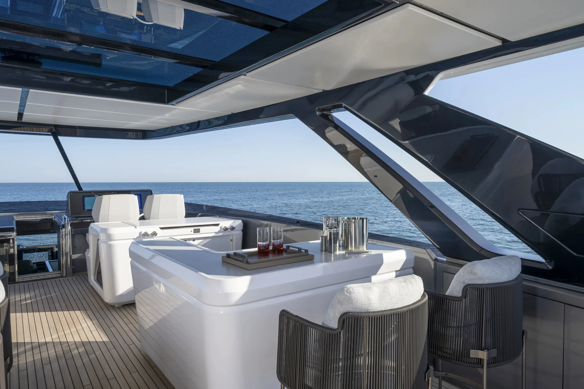 Ferretti 940, flybridge met bar en zeezicht