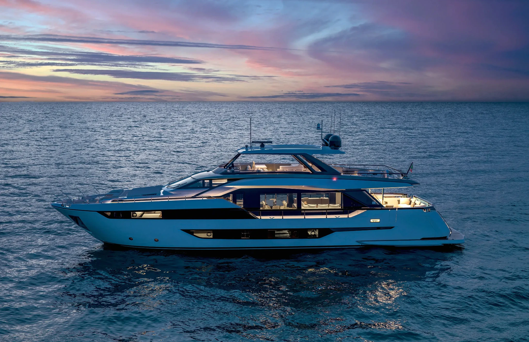 Ferretti 940, jacht op zee bij zonsondergang