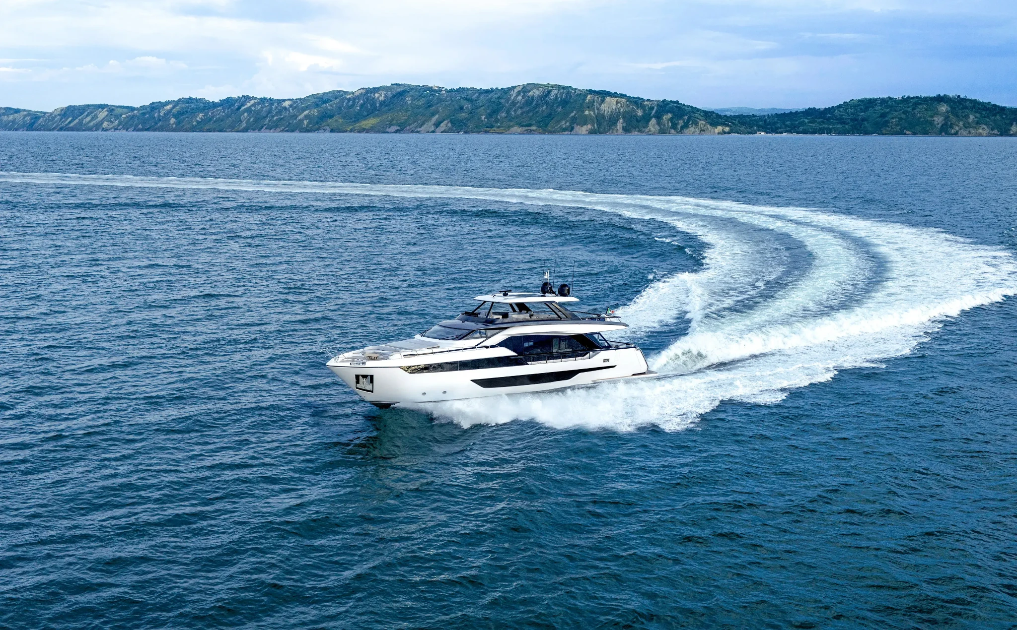 Ferretti 940, jacht vaart op zee met kielzog