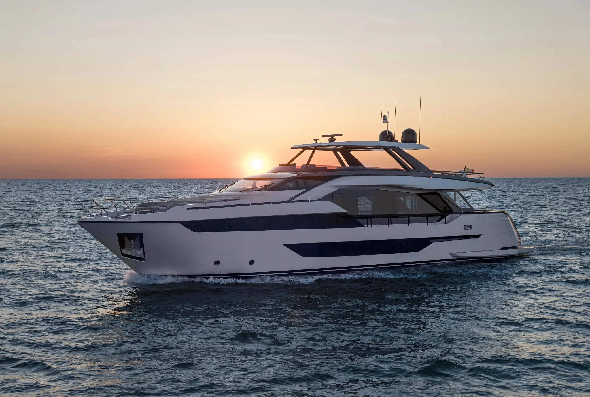Ferretti 940, jacht varend op zee bij zonsondergang