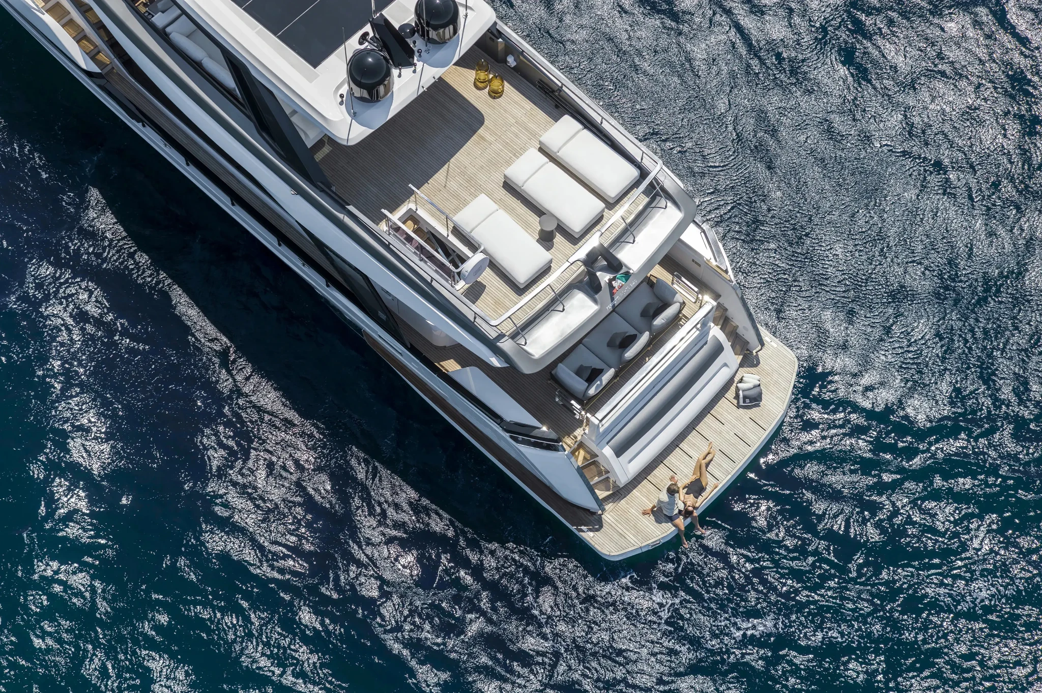 Ferretti 940, luchtfoto achterdek jacht met zwemmers