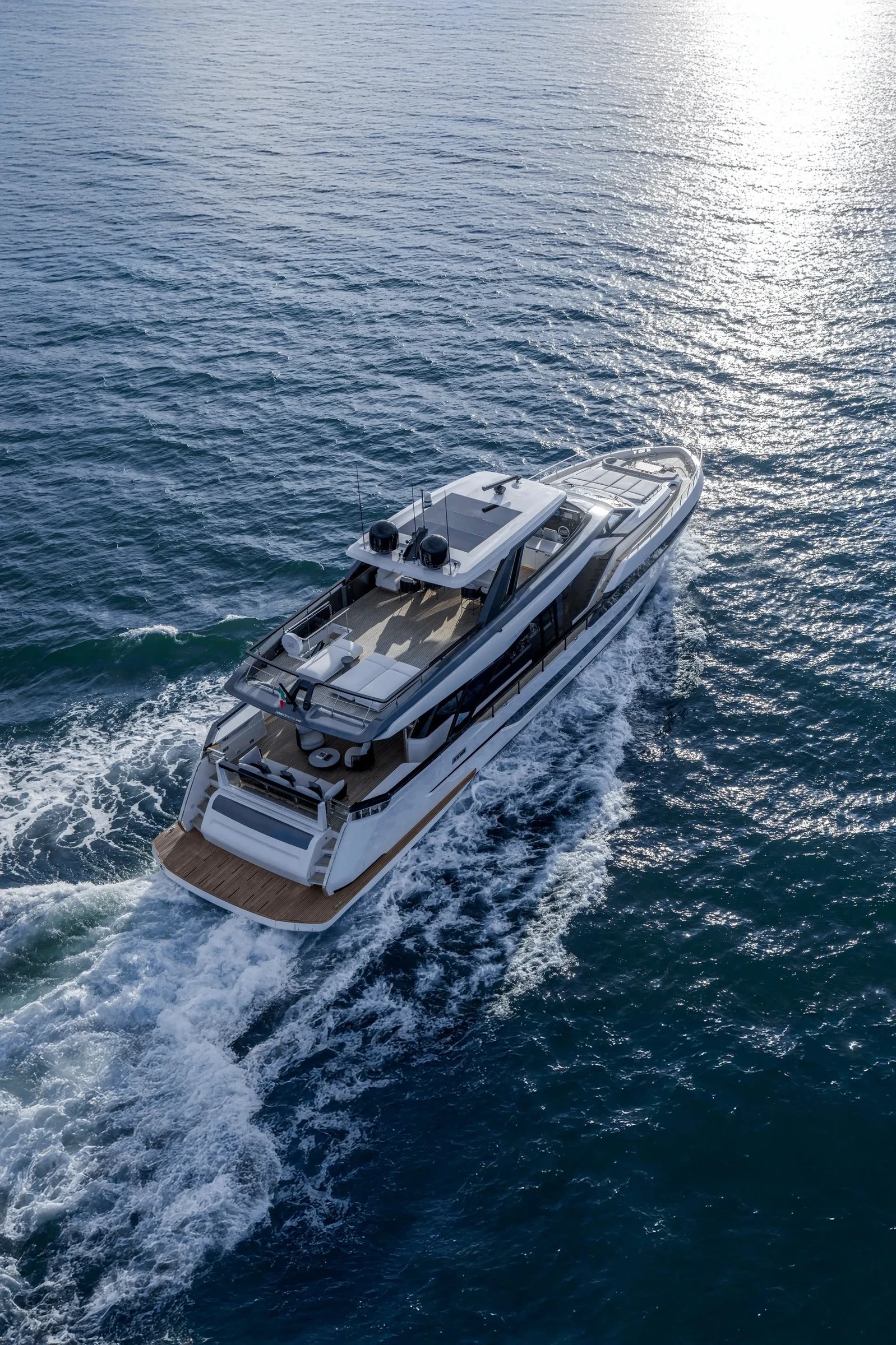 Ferretti 940, luxe jacht varend op zee