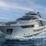Ferretti 940, luxe jacht varend op zee