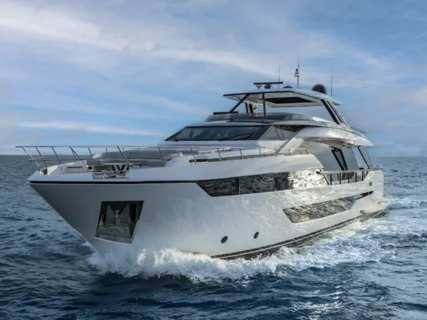Ferretti 940, luxe jacht varend op zee