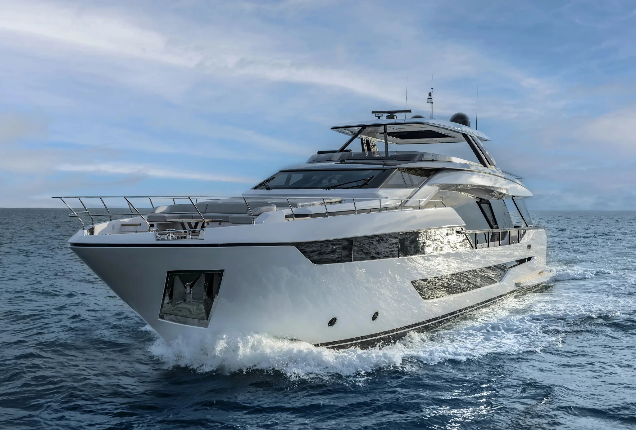 Ferretti 940, luxe jacht varend op zee