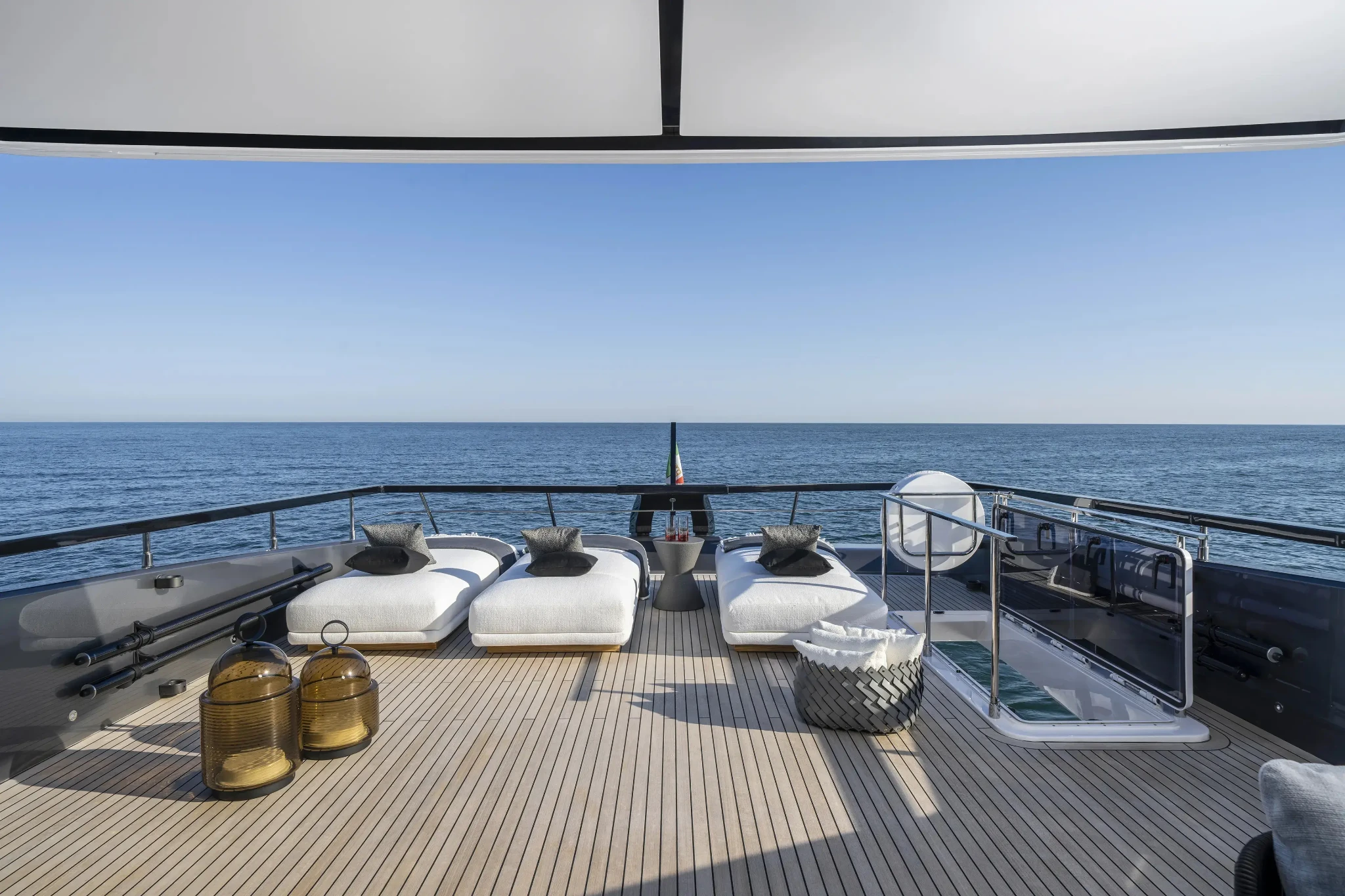 Ferretti 940, voordek met ligbedden en zeezicht