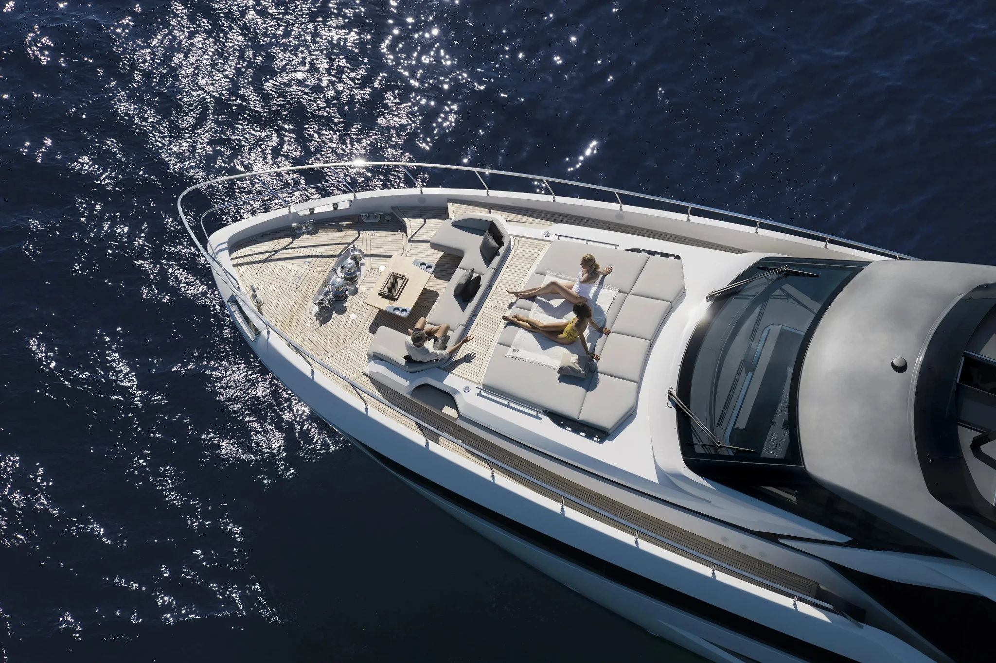 Ferretti 940, voordek met loungebank vanuit vogelperspectief