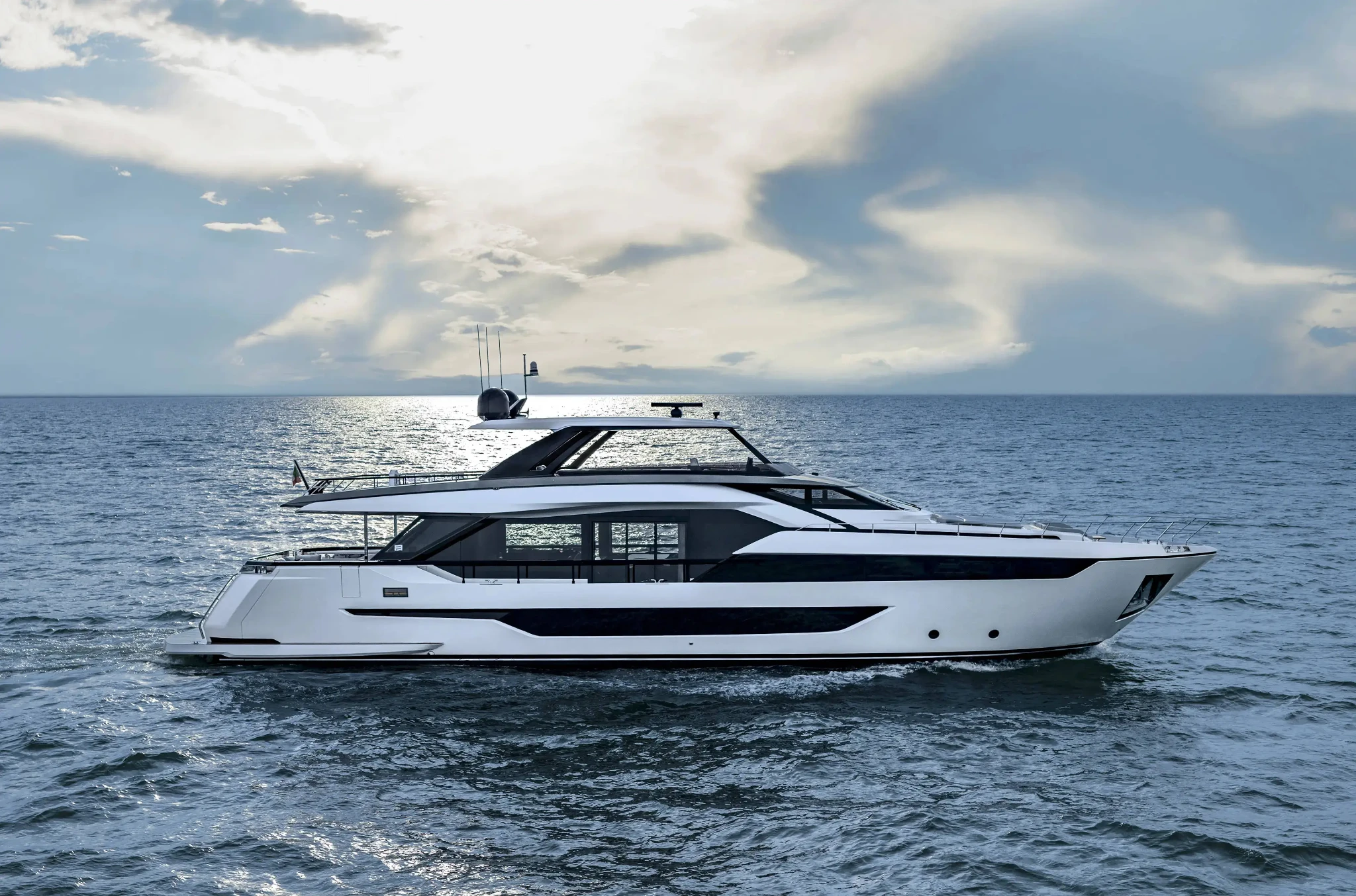 Ferretti 940, witte jacht varend op zee