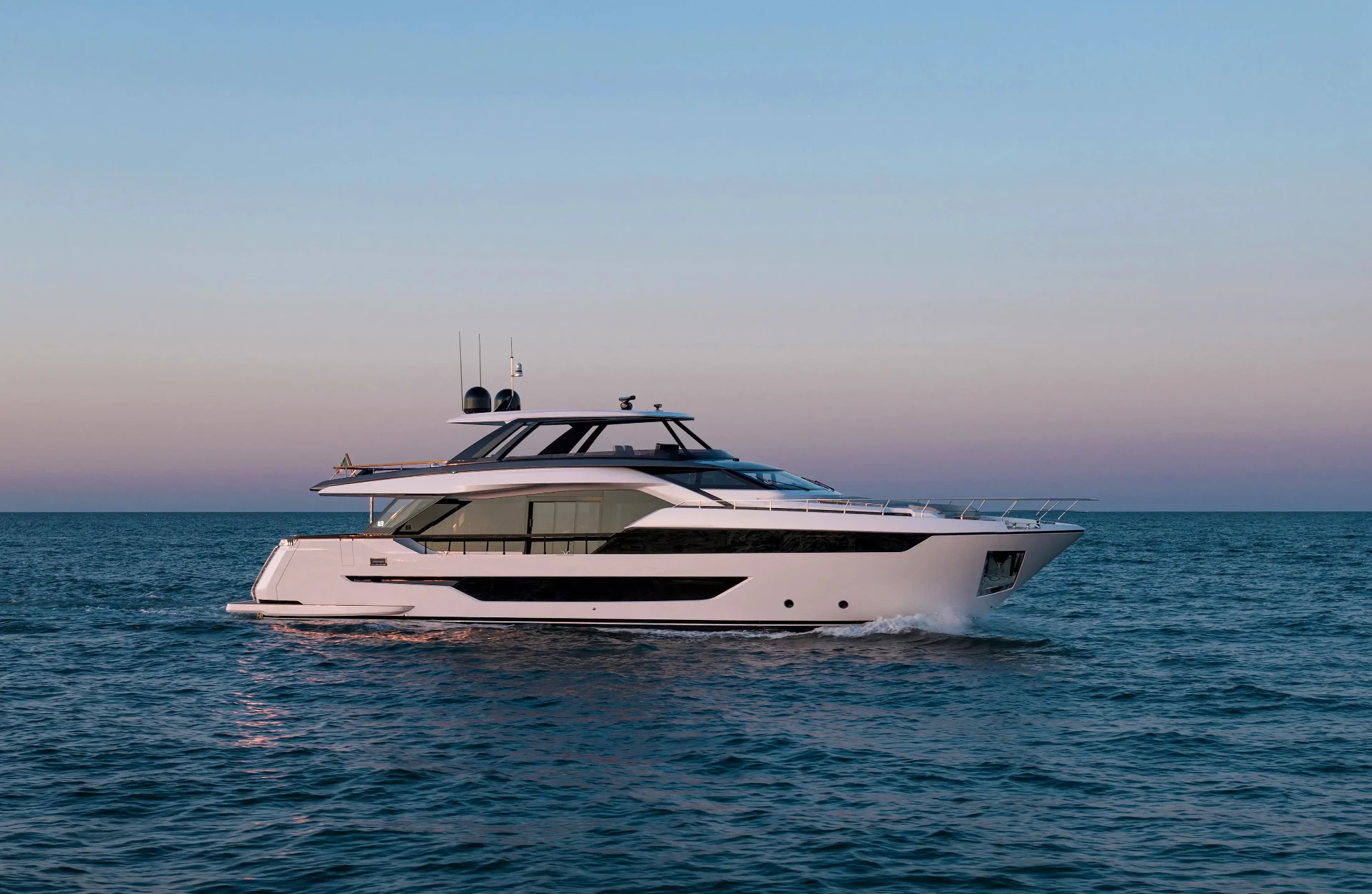 Ferretti 940, witte jacht varend op zee