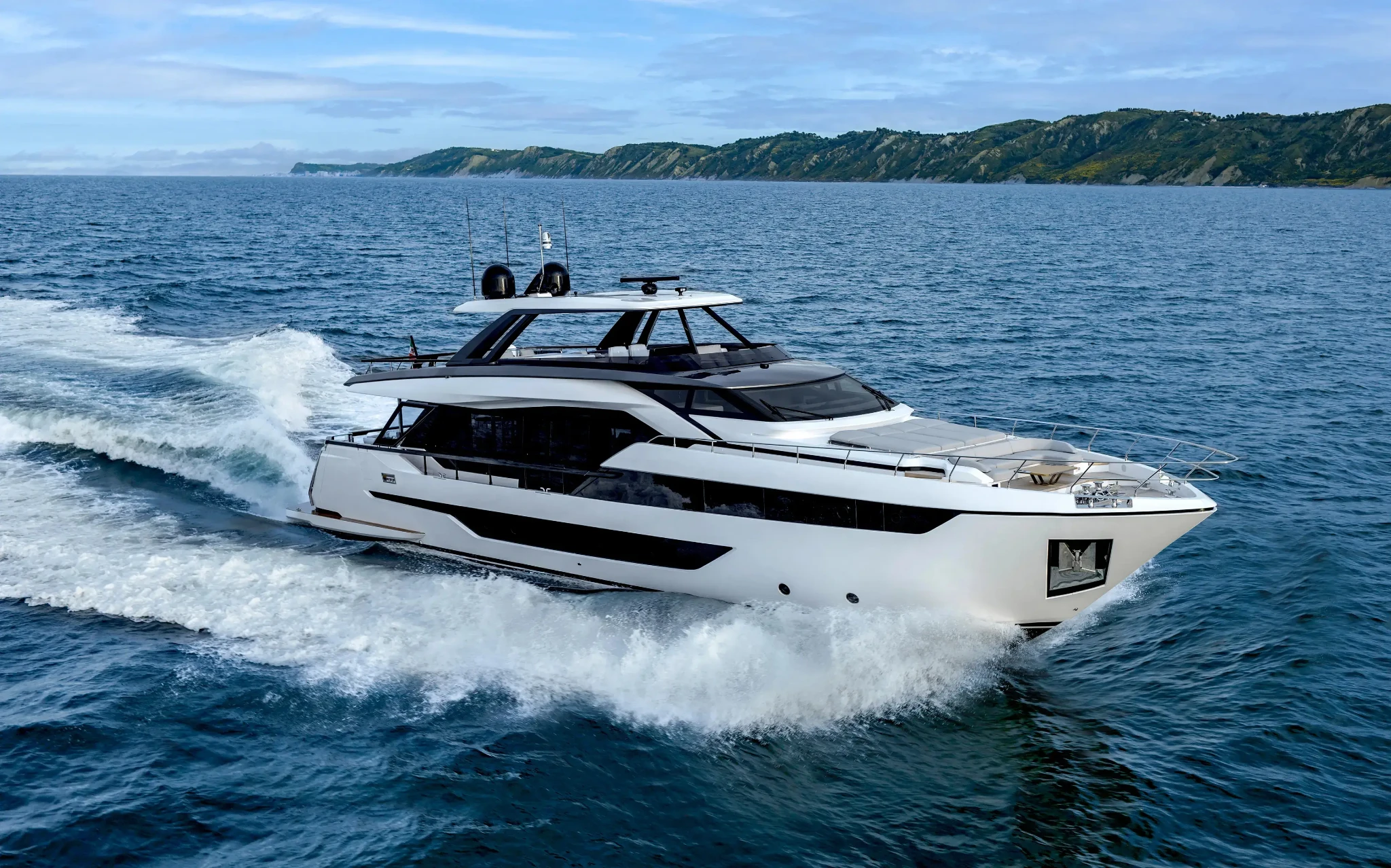 Ferretti 940, witte motorboot vaart over zee
