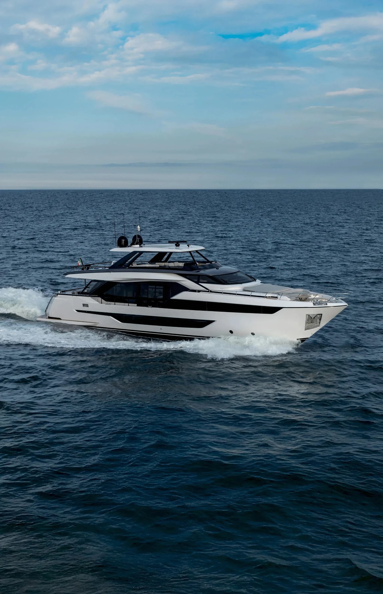 Ferretti 940, witte motorjacht vaart op zee