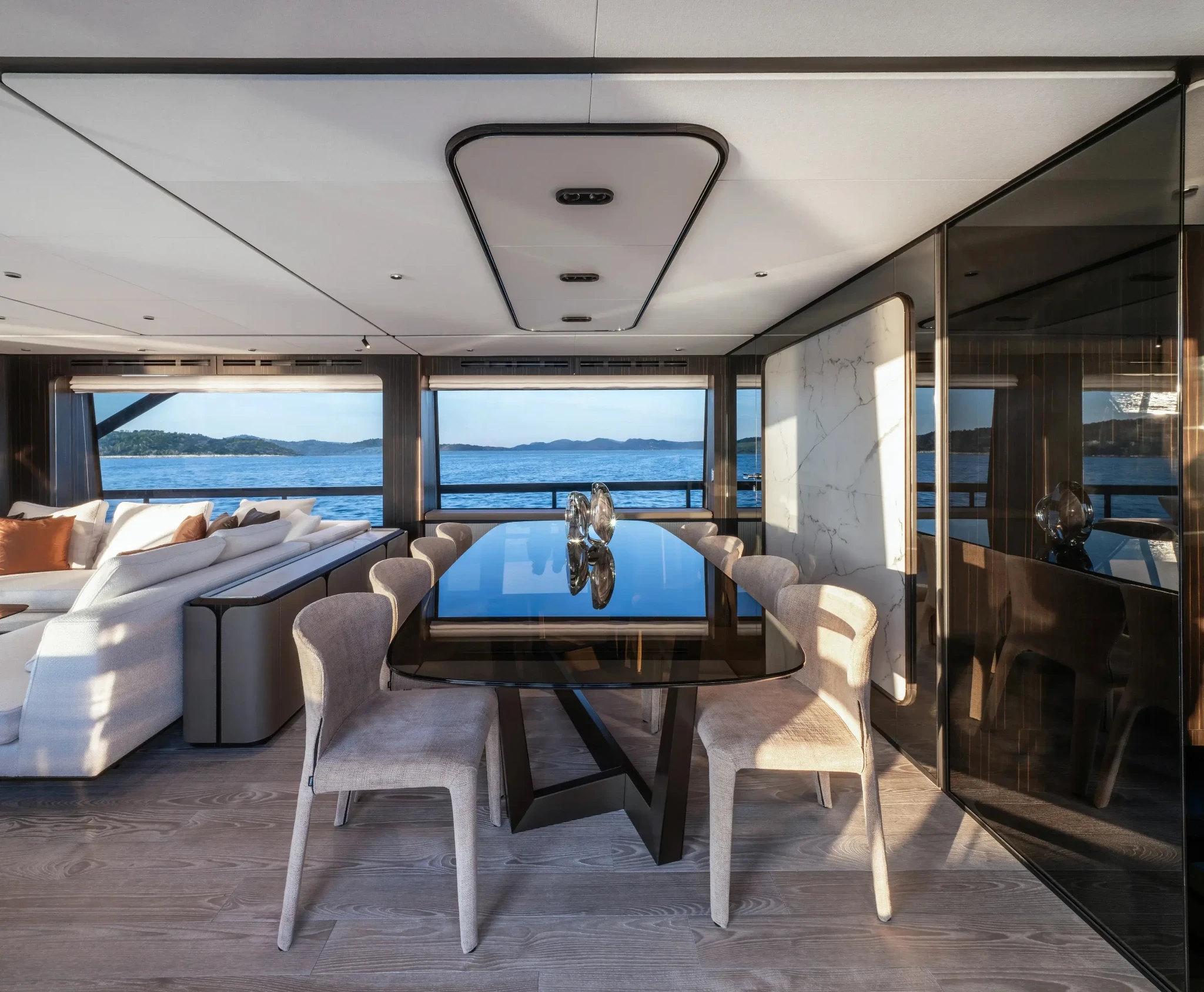 Ferretti 940, eetkamer met tafel en zeezicht