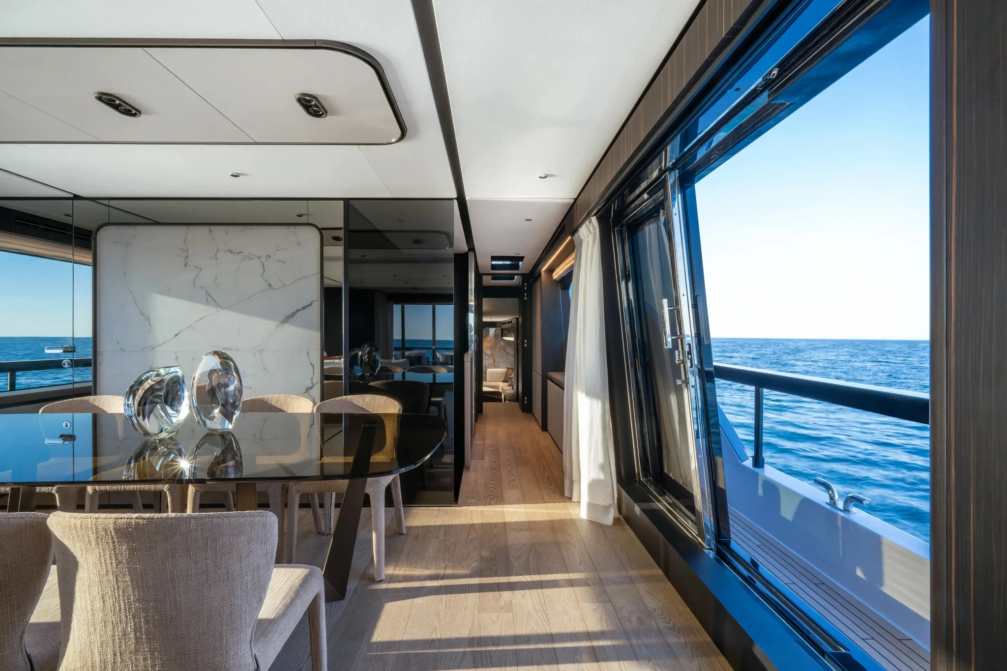 Ferretti 940, eetkamer met uitzicht op zee