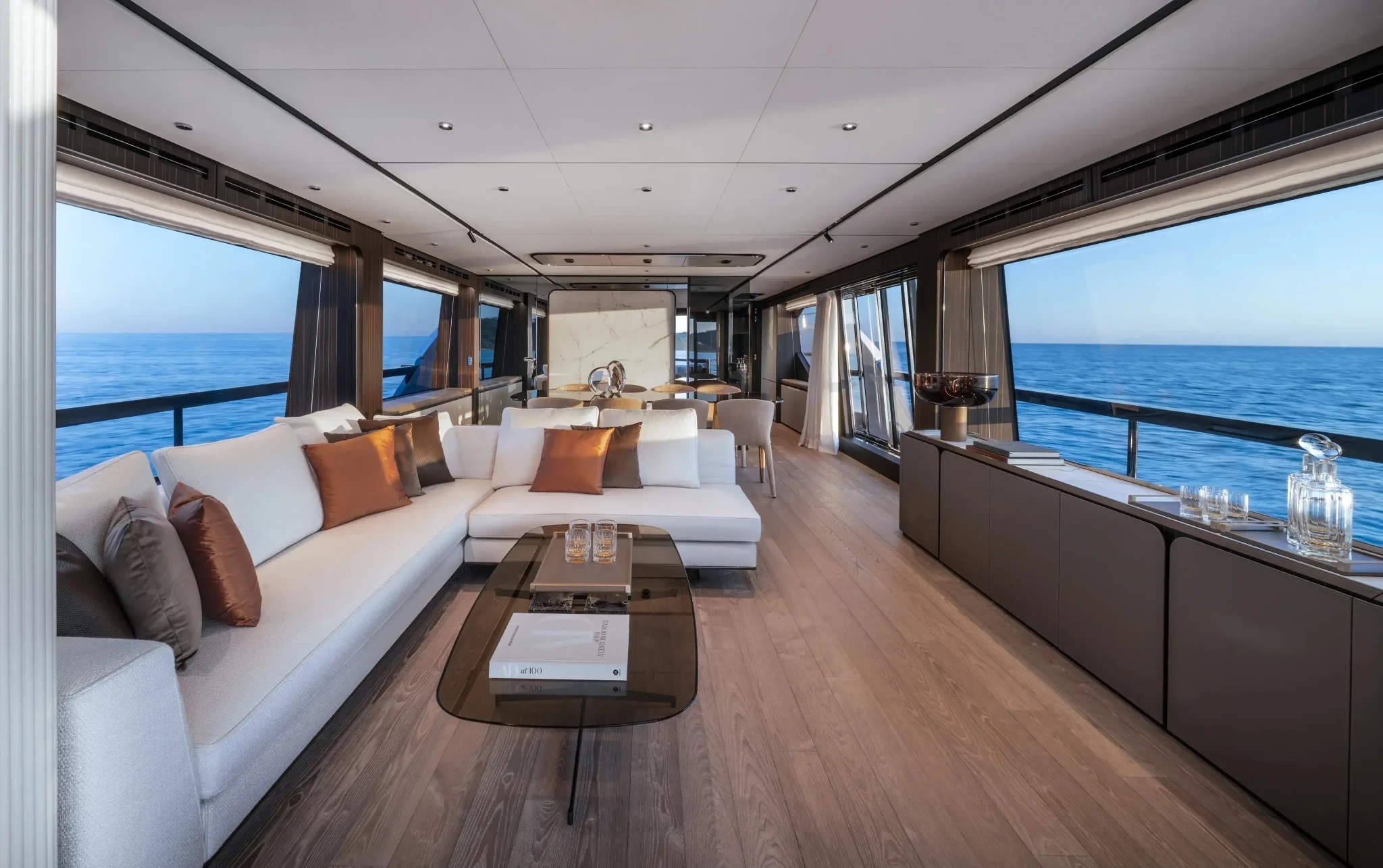 Ferretti 940, luxe lounge met zeezicht