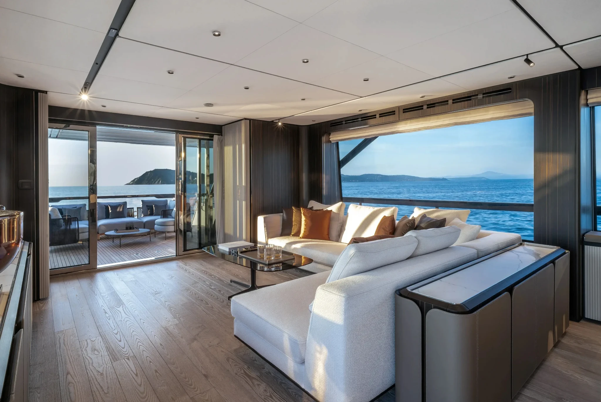 Ferretti 940, salon met bank en zeezicht