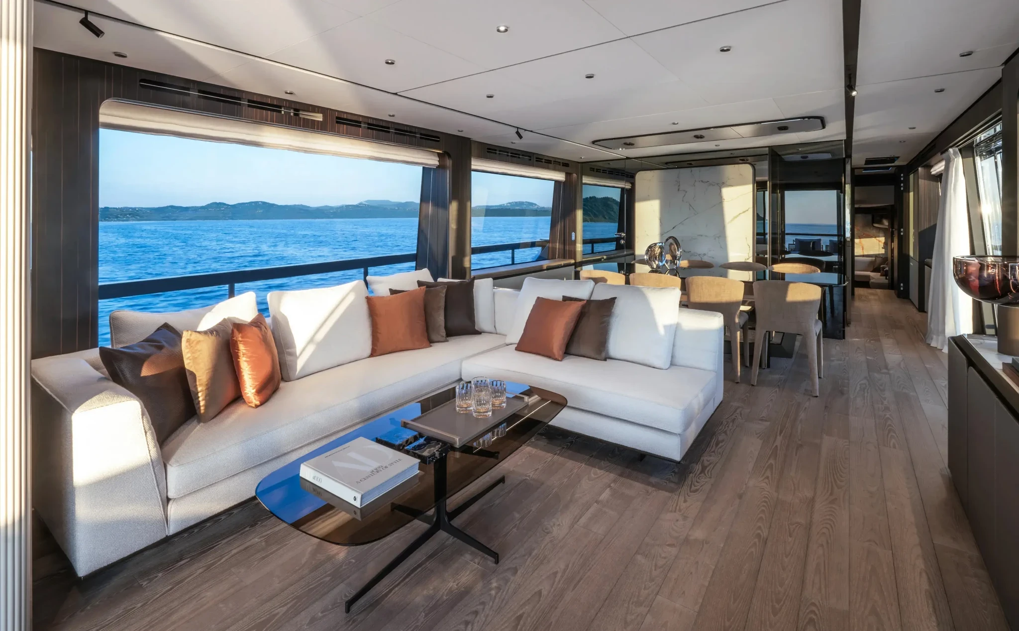 Ferretti 940, salon met zithoek en zeezicht