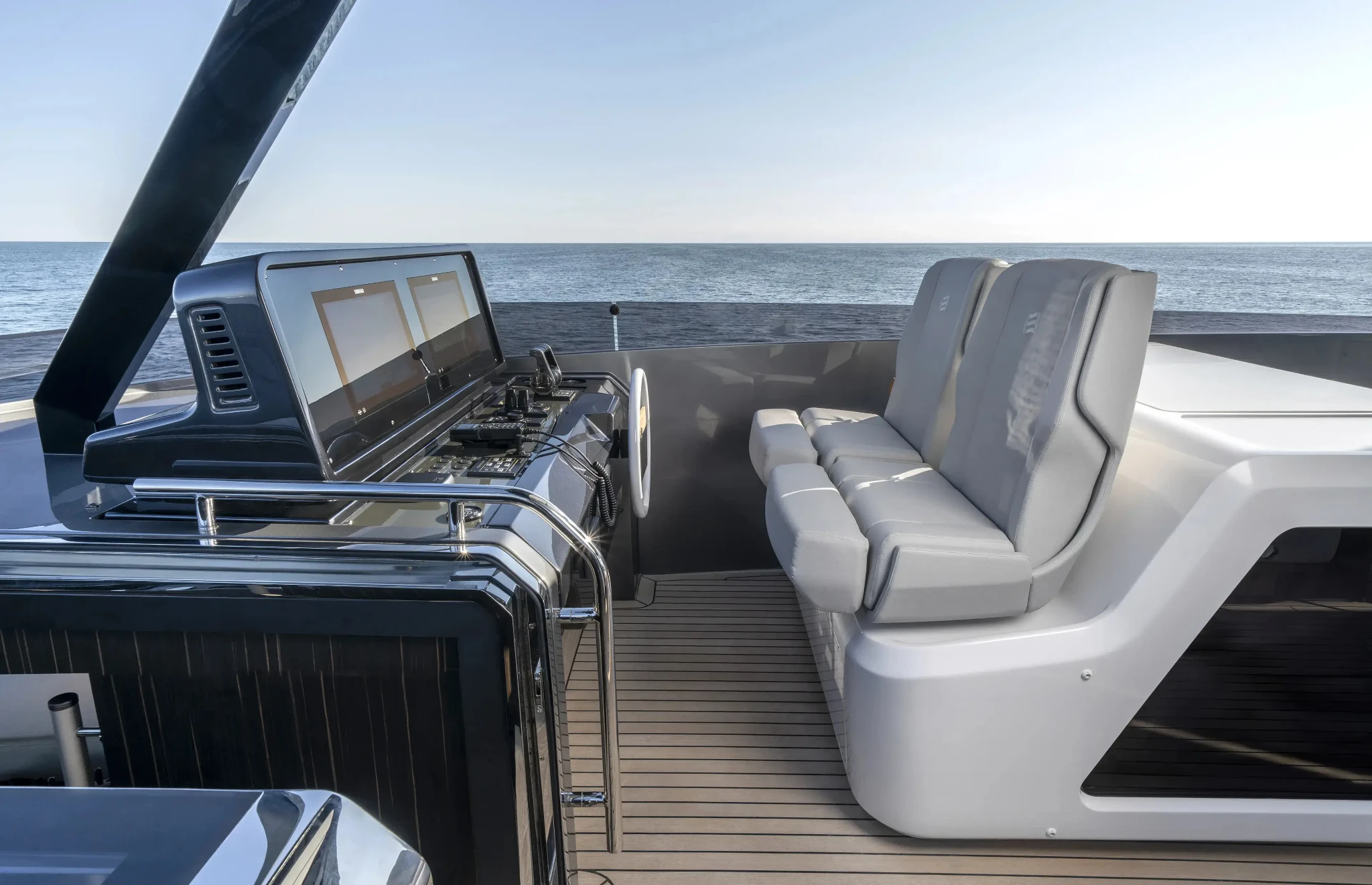 Ferretti 940, stuurstand met zitbank aan dek