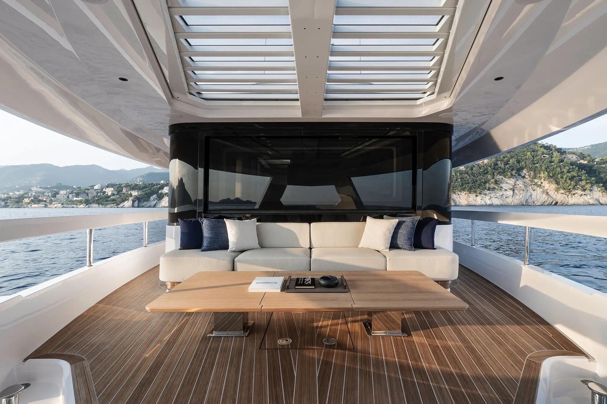 Ferretti Infynito 80, achterdek met loungebank en tafel