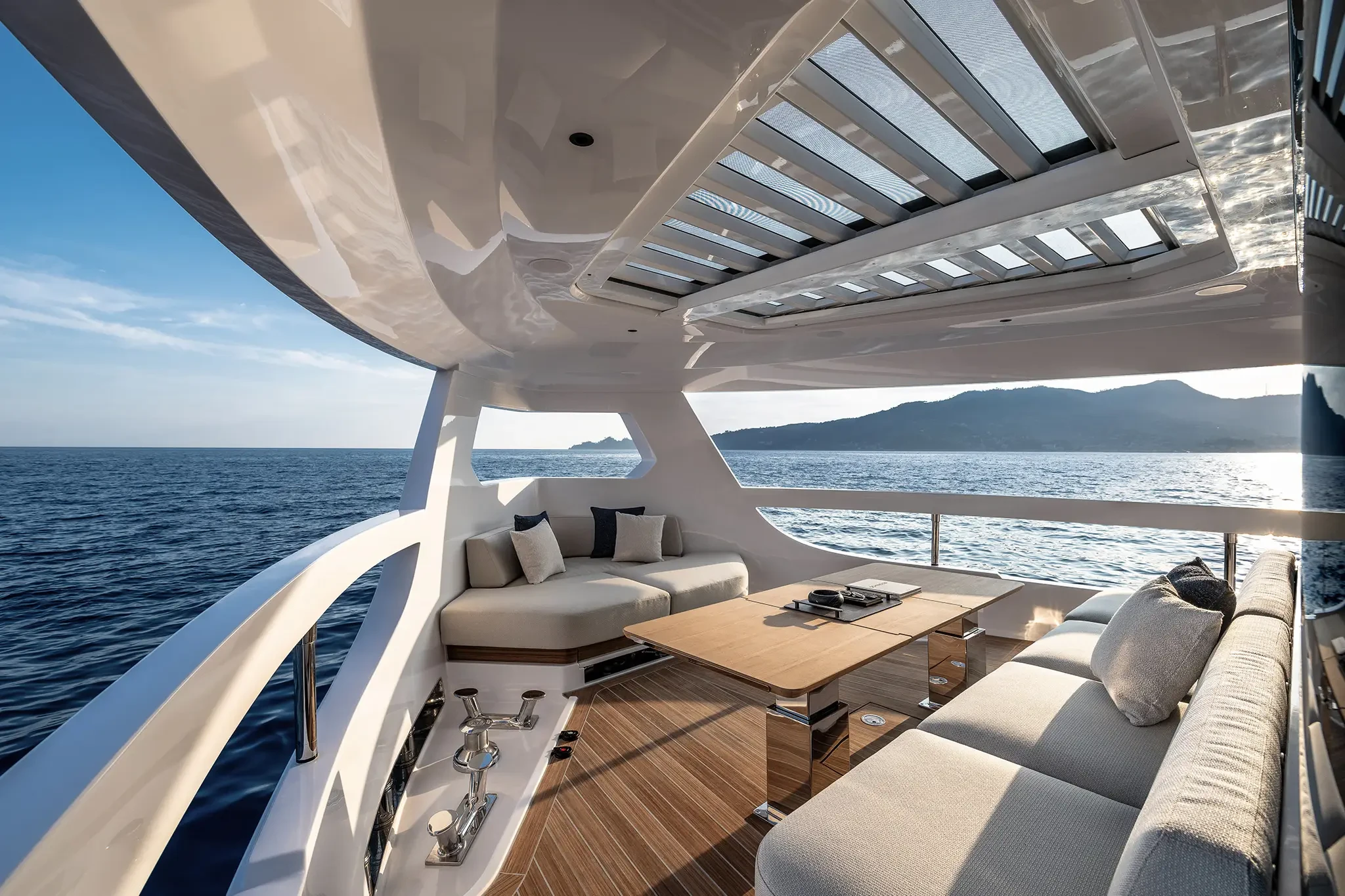 Ferretti Infynito 80, achterdek met loungebank en tafel