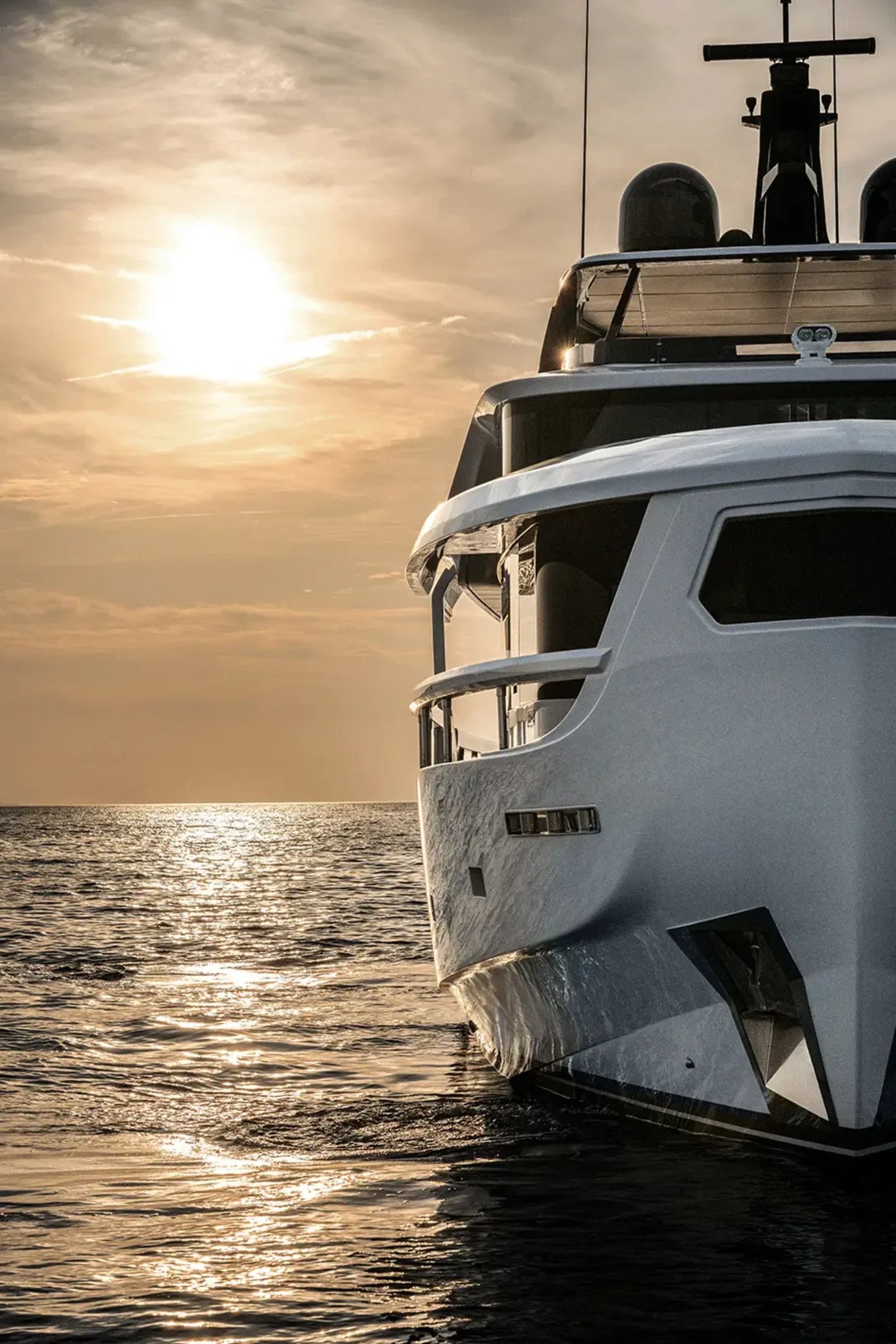 Ferretti Infynito 80, boot op zee bij zonsondergang