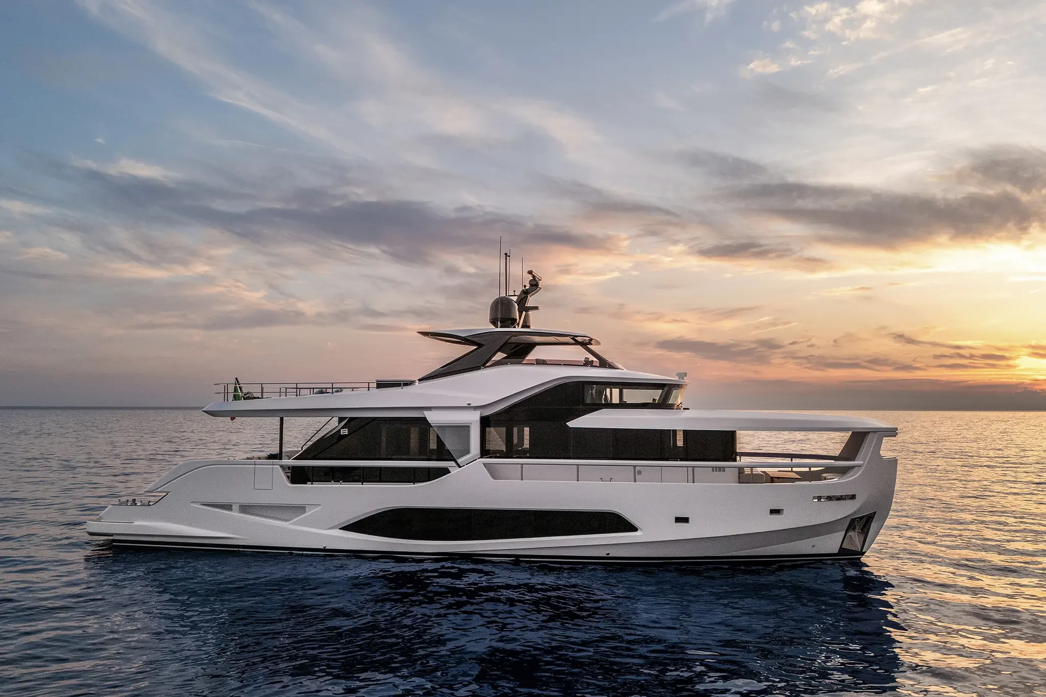 Ferretti Infynito 80, jacht op zee bij zonsondergang