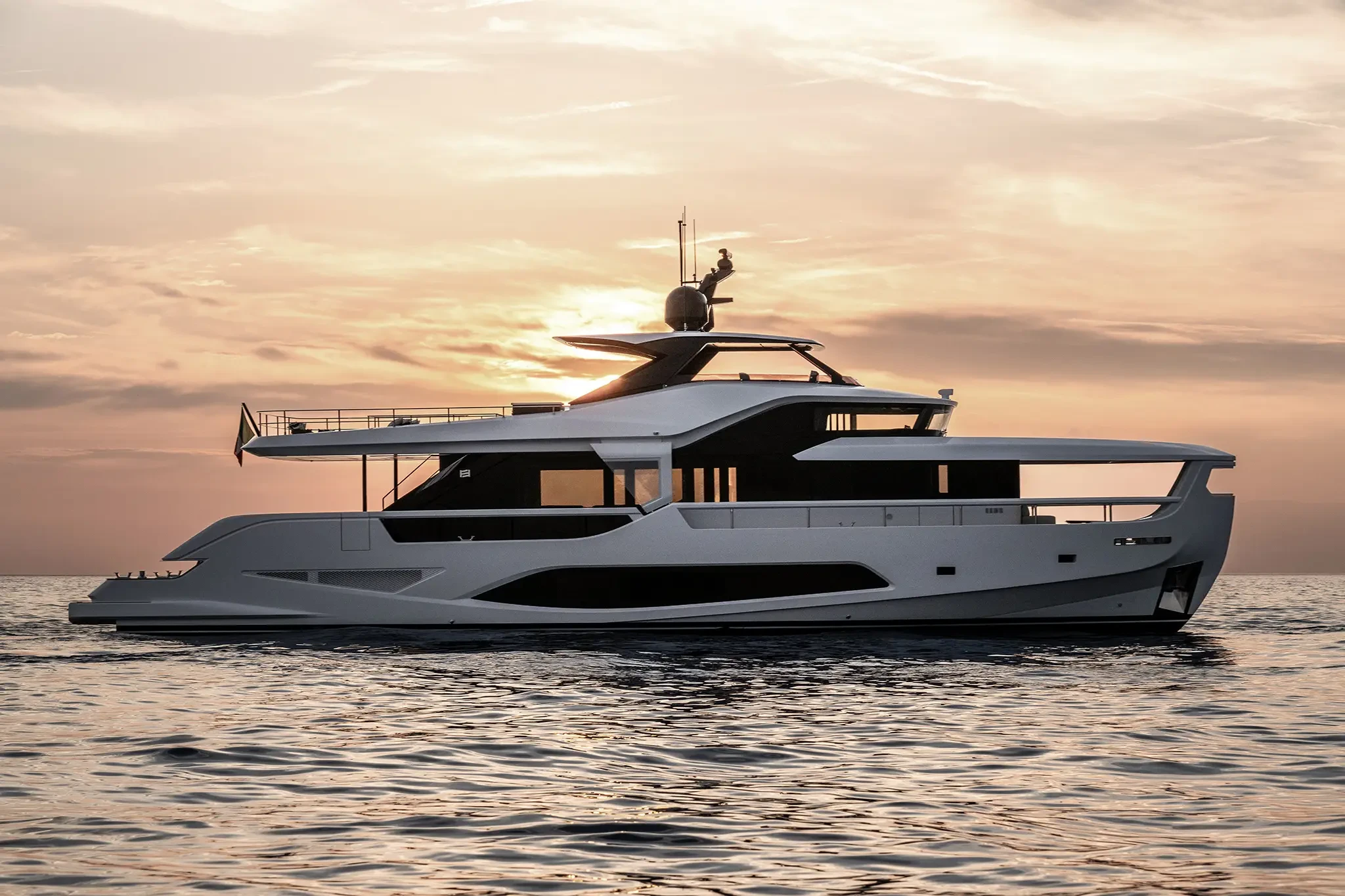 Ferretti Infynito 80, jacht op zee bij zonsondergang