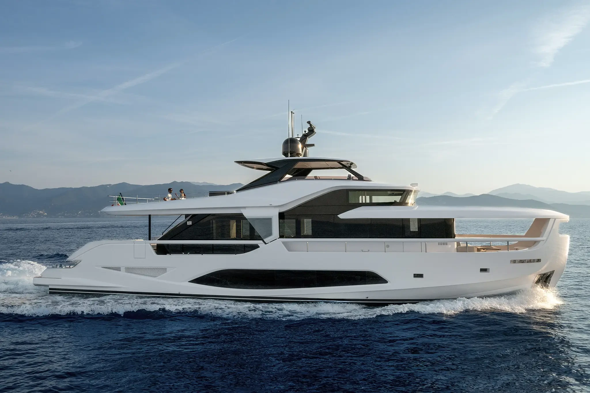 Ferretti Infynito 80, jacht varend op zee