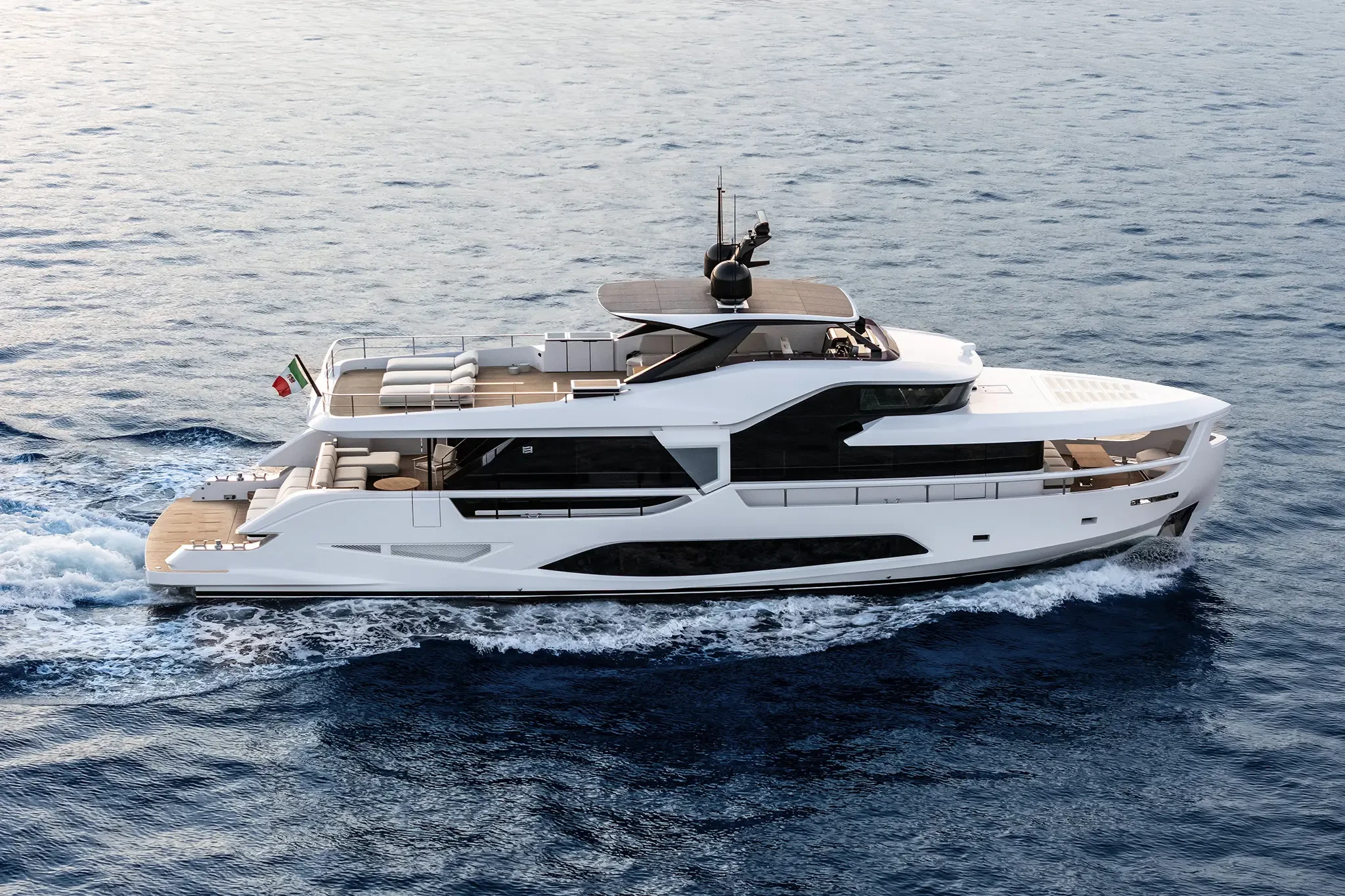Ferretti Infynito 80, jacht varend op zee
