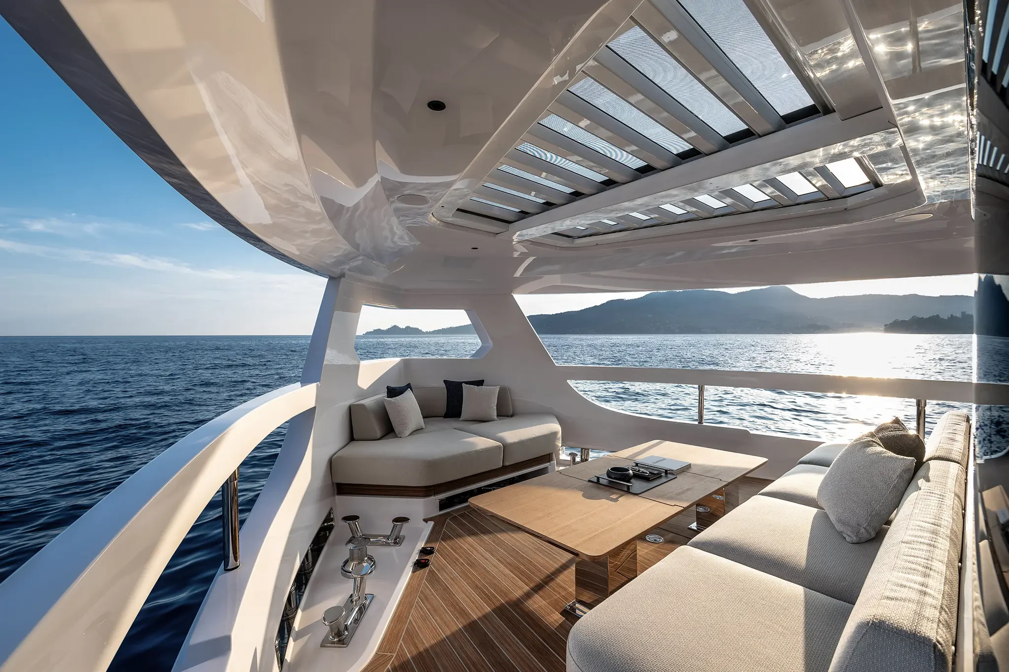 Ferretti Infynito 80, lounge zitbank met tafel aan dek