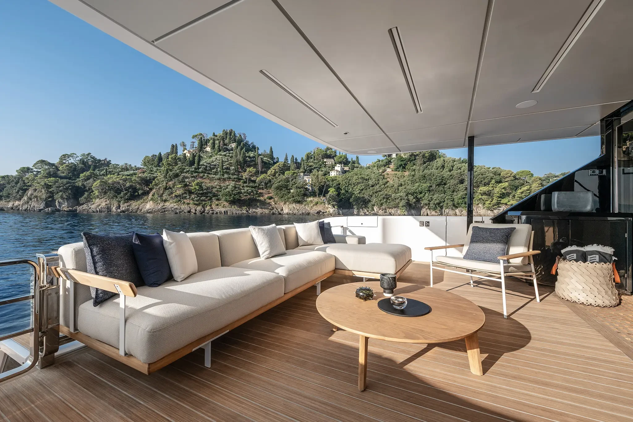 Ferretti Infynito 80, loungebank op achterdek jacht