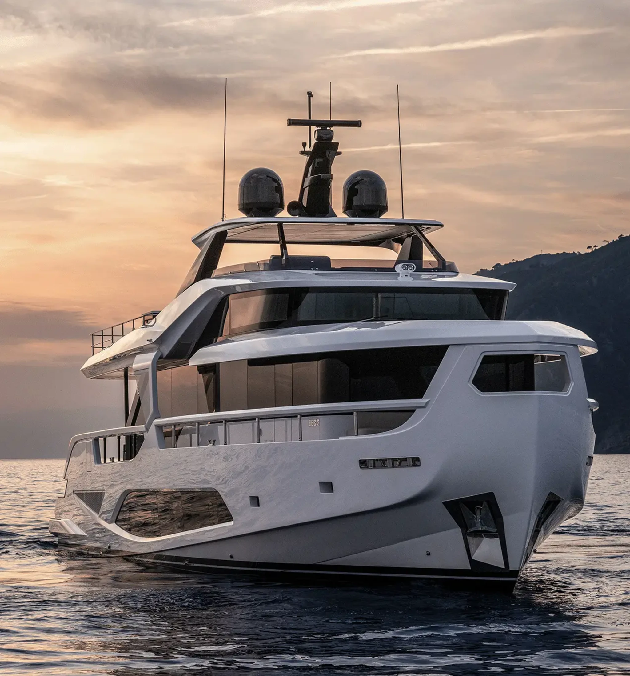 Ferretti Infynito 80, luxe jacht op zee bij zonsondergang