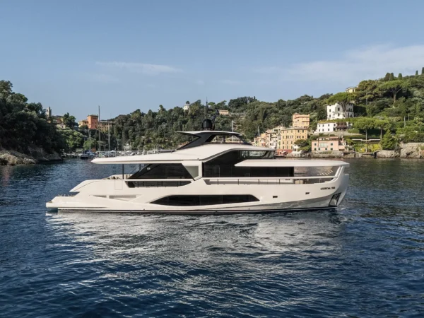 Ferretti Infynito 80, luxe jacht varend nabij kustdorp