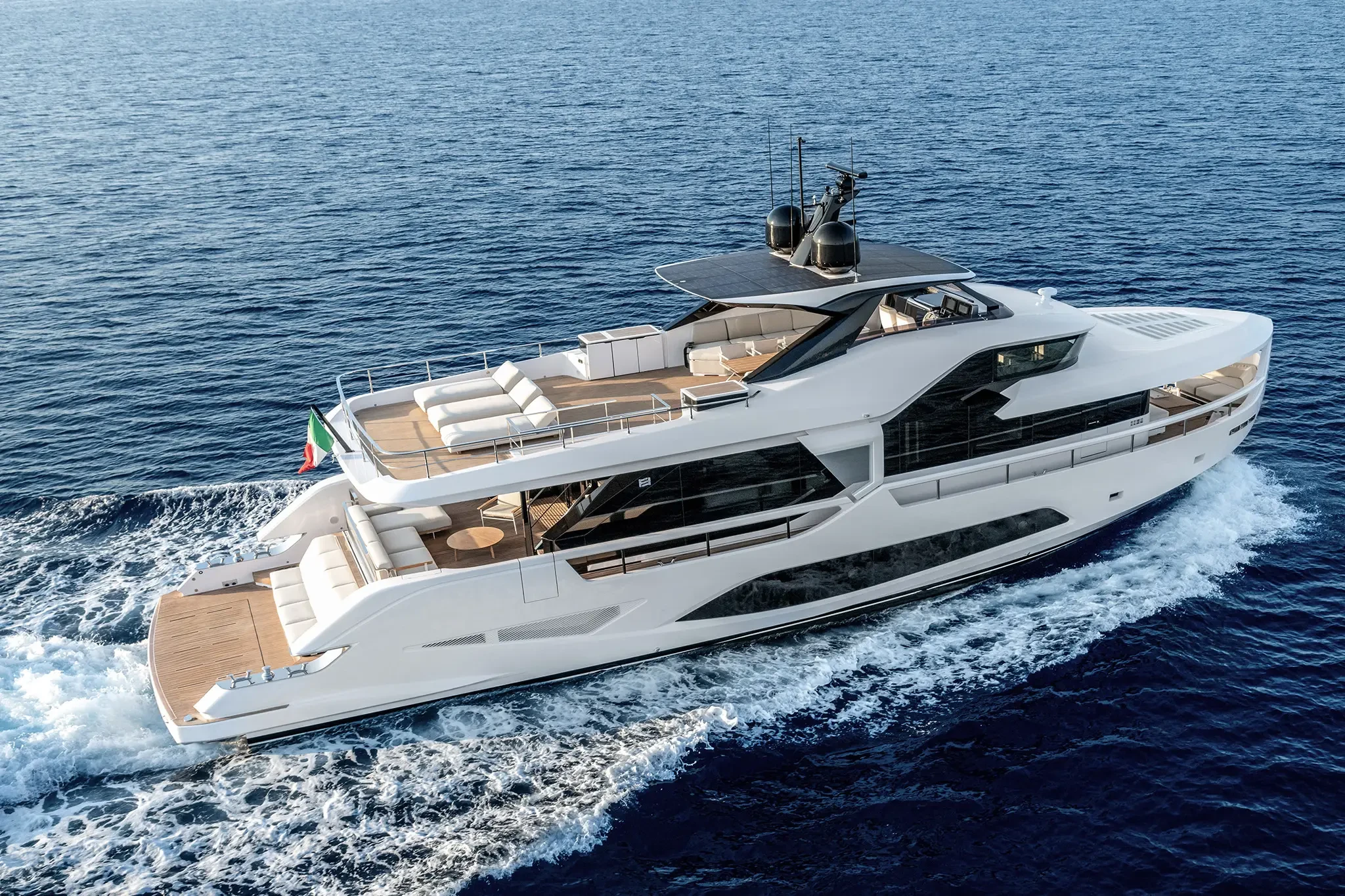 Ferretti Infynito 80, luxe jacht varend op zee