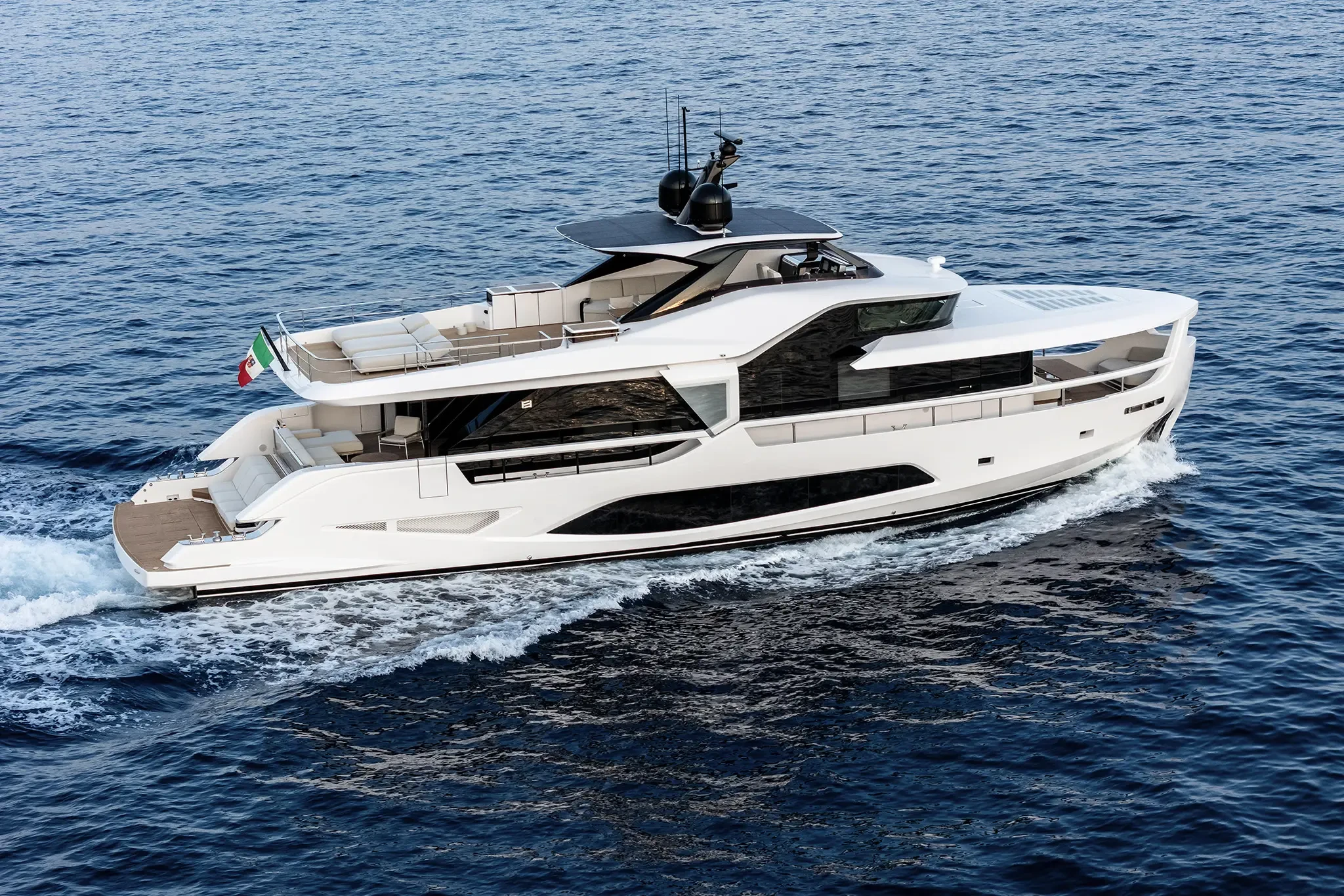 Ferretti Infynito 80, witte jacht varend op zee