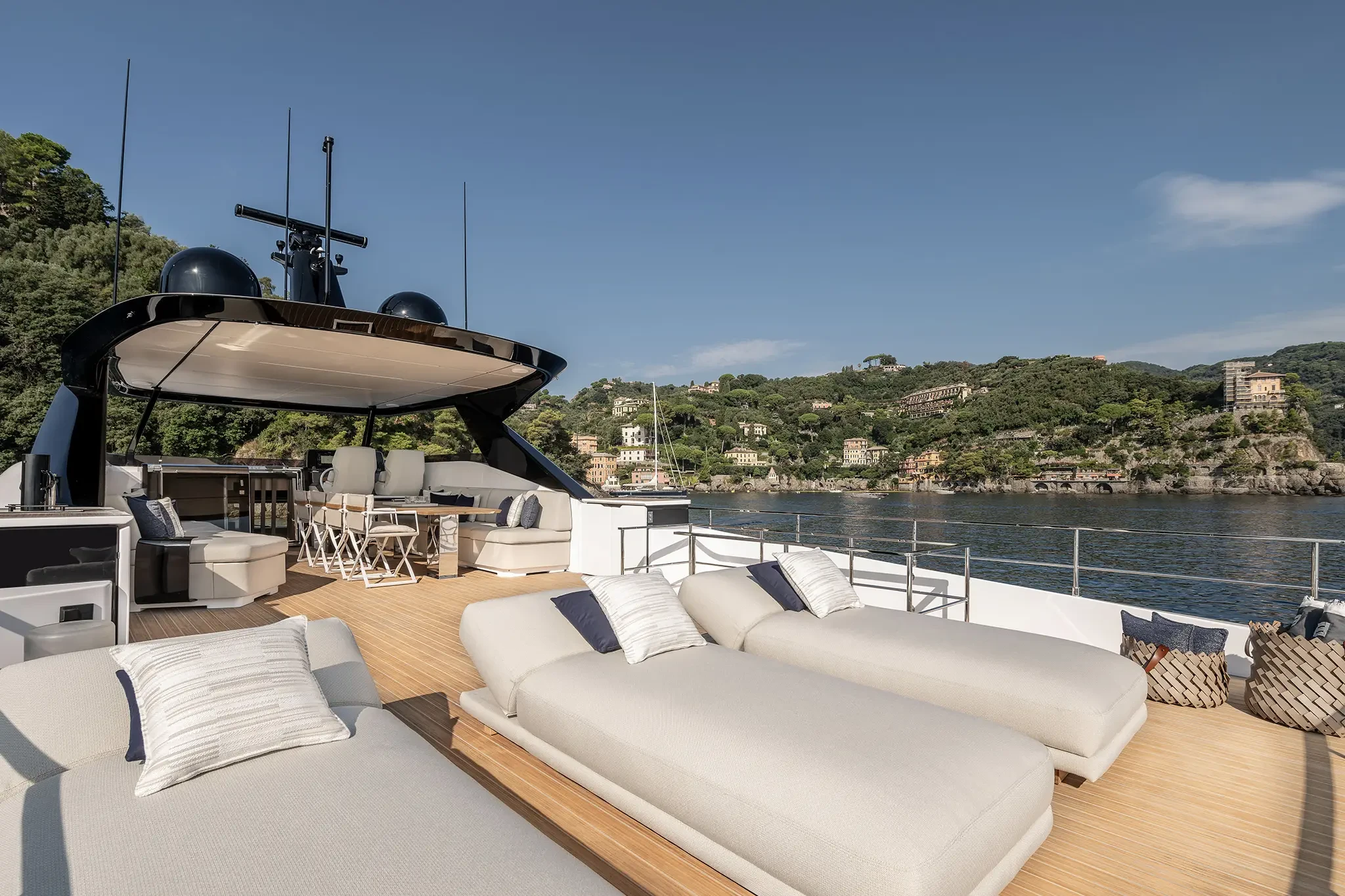 Ferretti Infynito 80, zonnedek met ligbedden op jacht
